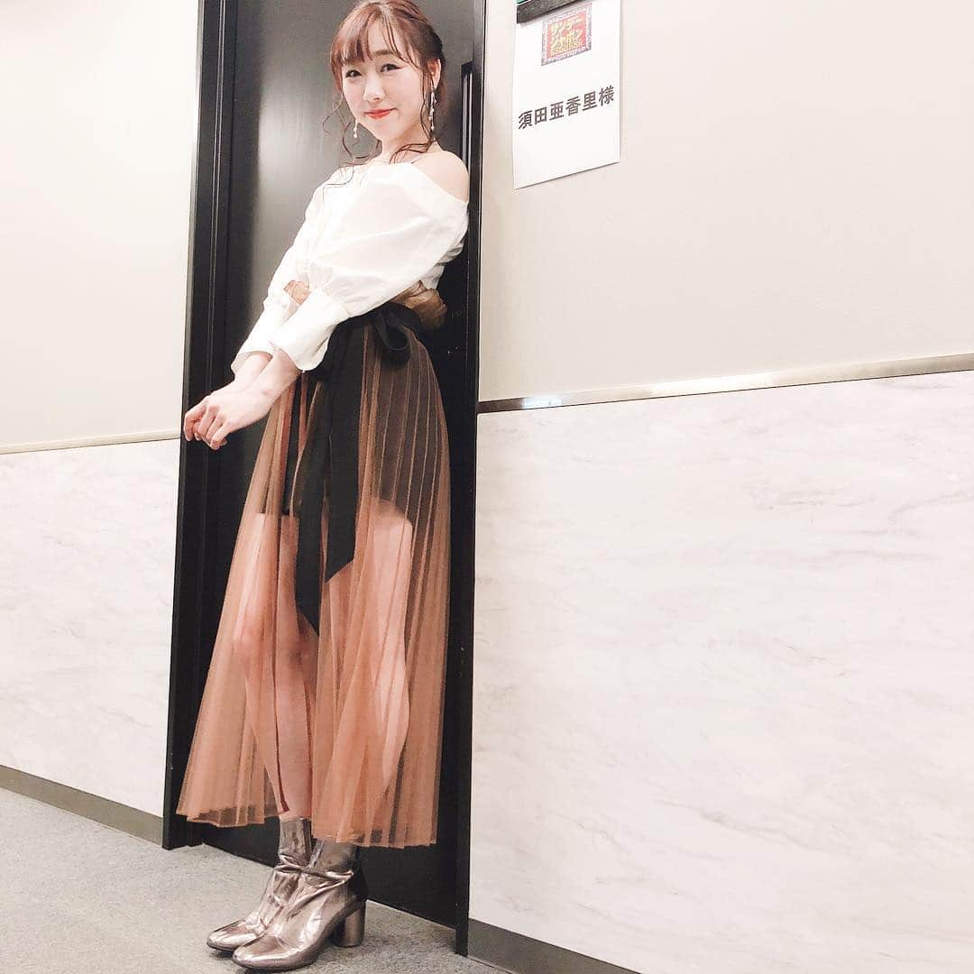 須田亜香里さんのインスタグラム写真 - (須田亜香里Instagram)「3月10日(日)【サンデージャポン】 この日はいつも壇蜜さんが座られている席だったので背中や肩だけでなく脚もちらりと出してみました🌹  #tbs #サンジャポ #コーディネート @samukashiwagi」3月15日 16時10分 - akarisuda