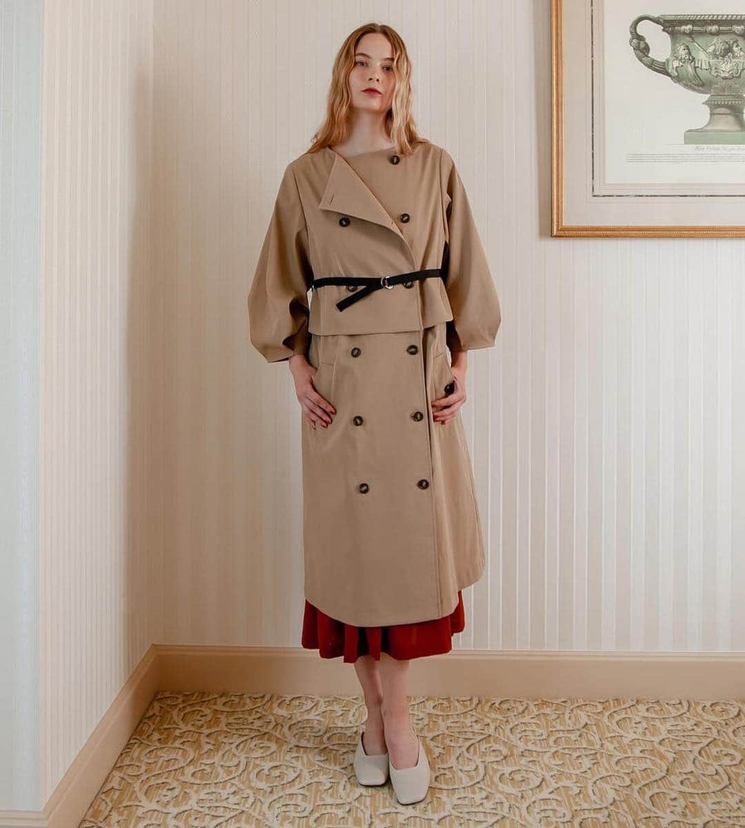 のインスタグラム：「trench coat をお探しですか？このコート、3wayで着ることが出来るの。1.コートとして2.上下外してジャケットとして3.ベルトを締めるとスカートとして。  3wayにしようとすると、どれかが妥協されたりするのだけど、どのスタイルも綺麗に仕上がりました。しばらくトレンチとして着て、そのうちスカートにするのがいいな…💭 3/31 までE LOOK 9周年の¥2000 クーポン、＆送料無料キャンペーン中です。  #andcurtaincall  #トレンチコート #2019ss」
