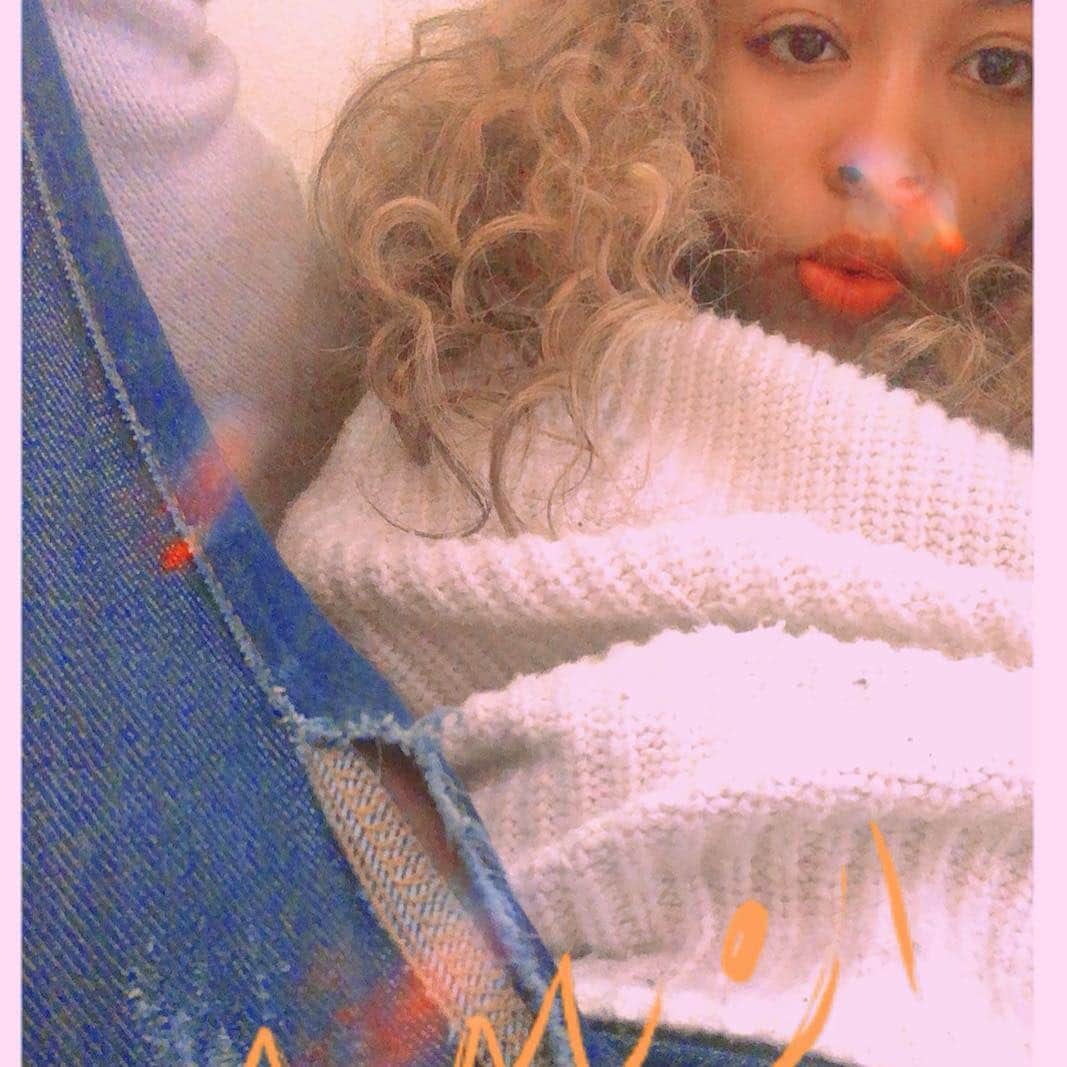 Mikoのインスタグラム：「破れた記念の1枚。  開脚してるようにみえるね😂  この日を境にみこは変わるのだった。  デブから痩せに。  あ、やっぱり明日から。」