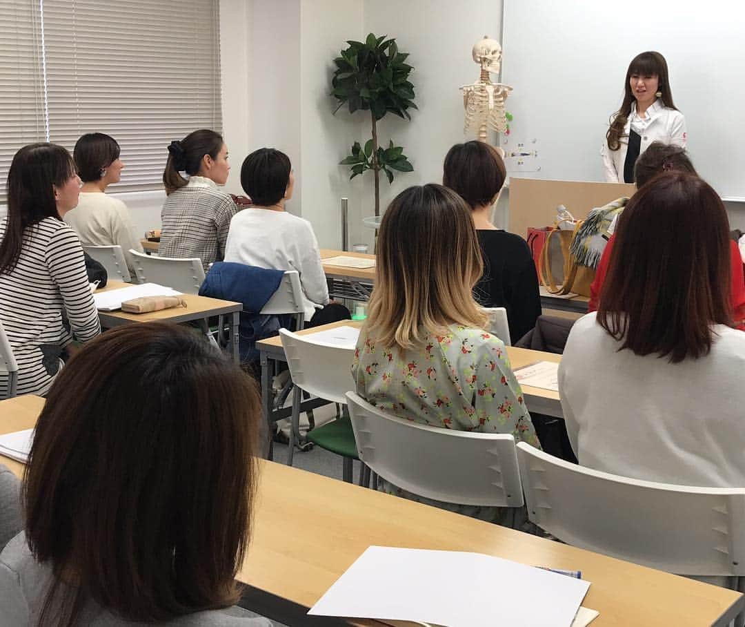 日本美容整骨学院さんのインスタグラム写真 - (日本美容整骨学院Instagram)「☠️ 本日は検定でした‪☀️ 朝からドキドキの皆さん(*´°`*) 真剣な表情で、授業で学んだことを 思い出しながら取り組んでました🤔‼️💆‍♀️💡 . そして…新たに美容整骨師の誕生です!!✨ . 検定合格おめでとうございます🎉🎊🎉 . 今日が【美容整骨師】としてのスタートライン♡♡ これから共に日本中に 【美骨美人】を増やしていきましょう‪⸜(*ˊᵕˋ* )⸝‬ . そして本日、小川先生の大阪校ラストDay💐 今までありがとうございました✨ * #日本美容整骨学院 #美容整骨 #美骨美人 #骨格矯正 #小顔矯正 #骨盤矯正 #美脚矯正 #くびれ矯正 #小顔 #骨盤 #美脚 #くびれ #矯正 #骨格矯正の時代 #骨から綺麗に #痛くない小顔矯正 #ゴッドハンド集団 #資格習得 #大阪 #東京 #福岡 #東海 #福山 #高松 #検定 #合格 #おめでとうございます #花束 #かすみ草の花言葉 #感謝」3月15日 16時21分 - biyouseikotsugakuin