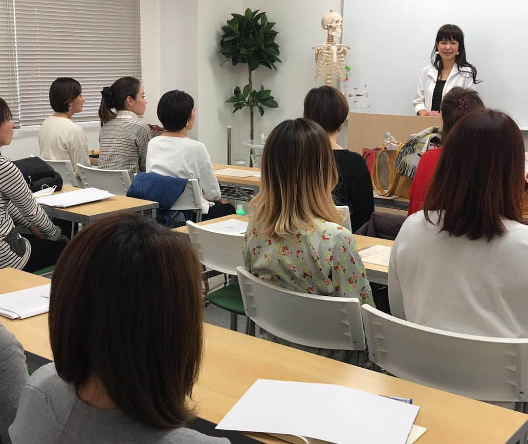 日本美容整骨学院さんのインスタグラム写真 - (日本美容整骨学院Instagram)「☠️ 本日は検定でした‪☀️ 朝からドキドキの皆さん(*´°`*) 真剣な表情で、授業で学んだことを 思い出しながら取り組んでました🤔‼️💆‍♀️💡 . そして…新たに美容整骨師の誕生です!!✨ . 検定合格おめでとうございます🎉🎊🎉 . 今日が【美容整骨師】としてのスタートライン♡♡ これから共に日本中に 【美骨美人】を増やしていきましょう‪⸜(*ˊᵕˋ* )⸝‬ . そして本日、小川先生の大阪校ラストDay💐 今までありがとうございました✨ * #日本美容整骨学院 #美容整骨 #美骨美人 #骨格矯正 #小顔矯正 #骨盤矯正 #美脚矯正 #くびれ矯正 #小顔 #骨盤 #美脚 #くびれ #矯正 #骨格矯正の時代 #骨から綺麗に #痛くない小顔矯正 #ゴッドハンド集団 #資格習得 #大阪 #東京 #福岡 #東海 #福山 #高松 #検定 #合格 #おめでとうございます #花束 #かすみ草の花言葉 #感謝」3月15日 16時21分 - biyouseikotsugakuin