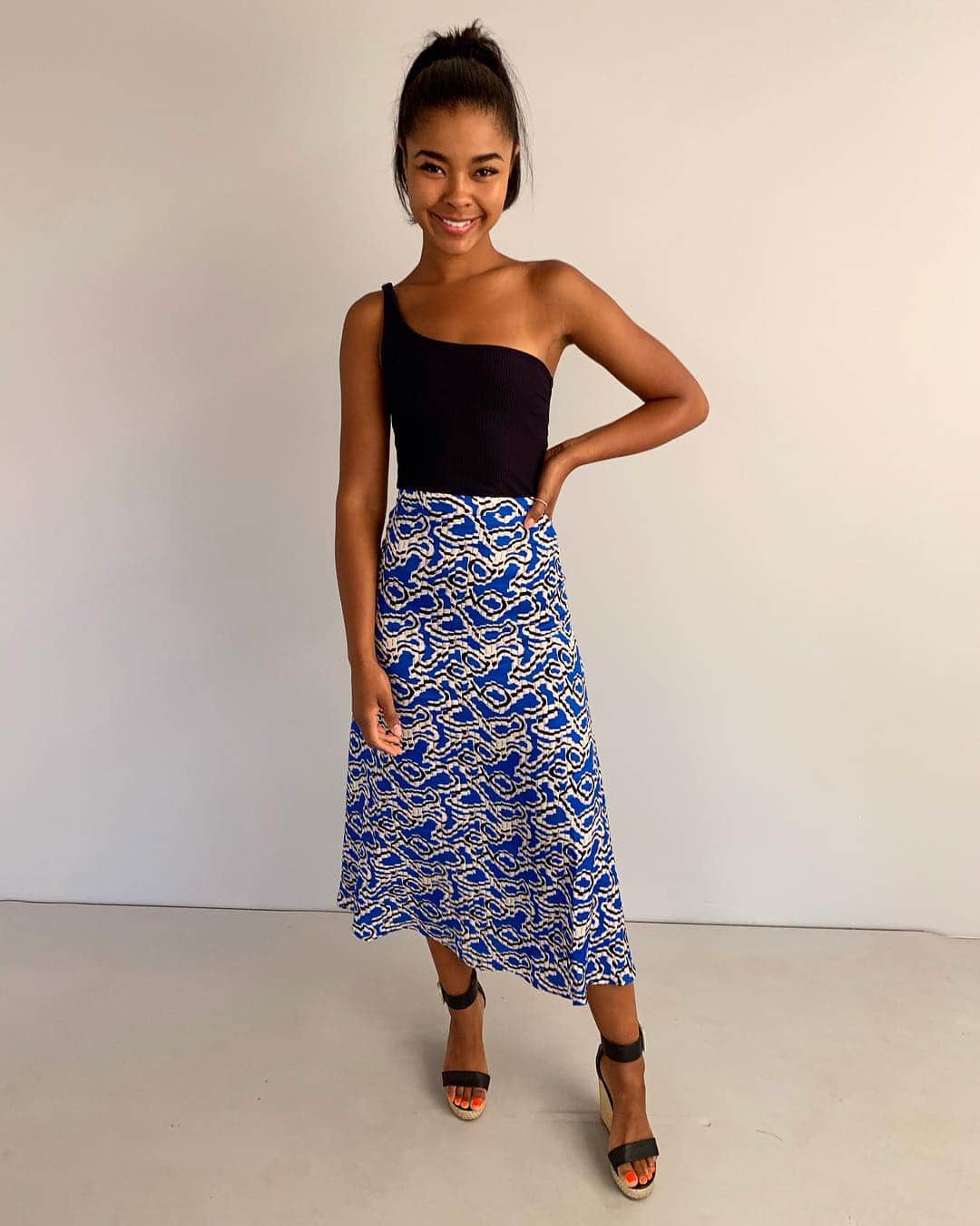 KOOKAI さんのインスタグラム写真 - (KOOKAI Instagram)「How cute is our KOOKAÏette Kyla snapped in the Berenice Skirt & Naomi One Shoulder Top ✨ Tap to shop the look •• #kookai #kookaiette」3月15日 16時23分 - kookai_australia