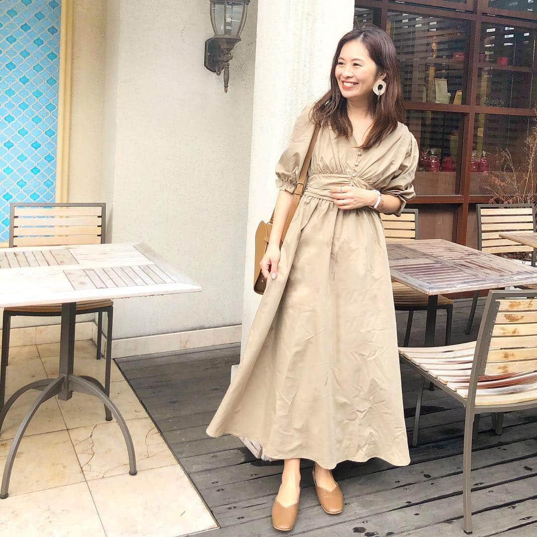 のインスタグラム：「本日は娘の幼稚園の終業式でした❤︎ 末っ子も次はいよいよ年長さん😭✨ 幼稚園生活もあと1年かぁ😭✨ 明日から春休み🌸 ・ ・ #コーデ 💜 大好きベージュのワンピース👗💗 #ウエストギャザーロングワンピース  @fifth_store  のだよー♡ ロング丈とパフスリーブ、ウエストのギャザーが女の子らしくてかわいい♪  30%オフクーポン出てたよー❤︎ ＊ ＊ ＊  #ワンピースコーデ  #スカートコーデ #オフィスコーデ #デートコーデ  #春コーデ#オトナ女子#fifth#今日のコーデ#fifthtl#フィフス #fifthコーデ#大人カジュアル  #プチプラコーデ#プチプラ #ママコーデ#locari #ponte_fashion #きょコ #mineby3mootd」