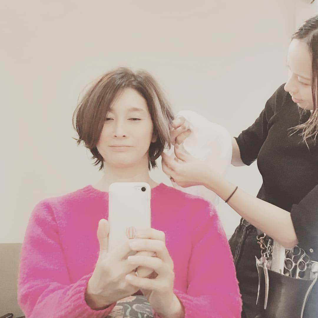 益子直美さんのインスタグラム写真 - (益子直美Instagram)「どんどん短くてなっていく〜！ スクワットの時、後ろの毛が挟まるのがストレスで、、、笑  #ショートカット  #ショートボブ  #ロライマ代官山」3月15日 16時29分 - naomi.masuko