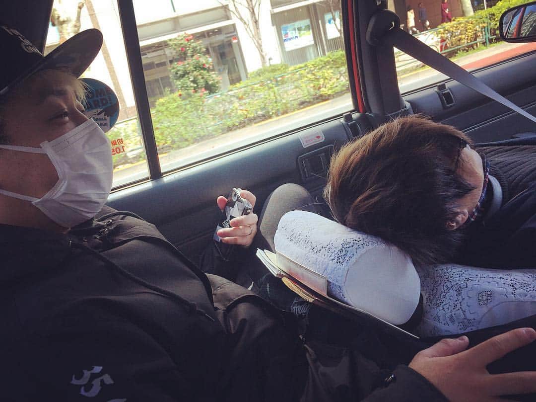 こーいちのインスタグラム：「タクマが助手席倒し過ぎてナオキが開脚気味やし今日のナオキジャンプ蹴りはさぞかし綺麗に開脚されるだろうけど、俺はそんな事には1ミリも興味はない。 そんな本日は新木場でThe BONEZとのツアーファイナル。 全て出し尽くす。 ほなよろしく。  #10feet  #thebonez  #contraact2019」