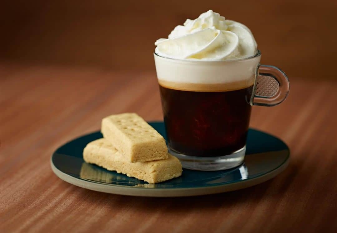 Nespressoさんのインスタグラム写真 - (NespressoInstagram)「Can you really celebrate St. Patrick's Day without a proper Irish coffee? Discover the recipe here with Shortbread.  #NespressoRecipe #StPatricksday #luckoftheirish #CoffeeTime」3月15日 17時00分 - nespresso