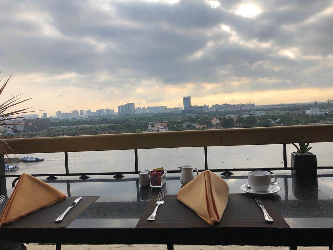 のインスタグラム：「ベトナム🇻🇳VOL.3 1日目早めに酔っ払って早めに帰って寝たせいか朝目覚めがよく6時に起床！朝食場所へ行くとホテルスカイバーでの朝食だから眺めが最高！しかもたくさん料理がありフォーまで！さすがベトナム！そんな訳で朝から気持ちよくたくさんご飯を食べて… 忘れてはいけないチケット問題を解決しにHISに。 ホテルまで迎えにきてくださり街を歩いてチケット手配は完了！東京成田行きを変更するには７万くらいかかるから😭よし！切り替えて関西行きにしてお墓参りして実家寄って帰ろうと決断！HIS様様様です。私はHIS手配を基本するかならHISでよかったと改めて…磯崎さんありがとうございます😊誕生日プレゼントとチョコレートまでいただき🍫本当に有難い！ありがとうございます😊 @ami_nakagawa_  #ベトナム #ホーチミン #中川愛海 #his #優しい #hisベトナム支店 #結果が全て #アミュラン #朝食感想はアミュランにて #誕生日プレゼント #marou #チョコレート」