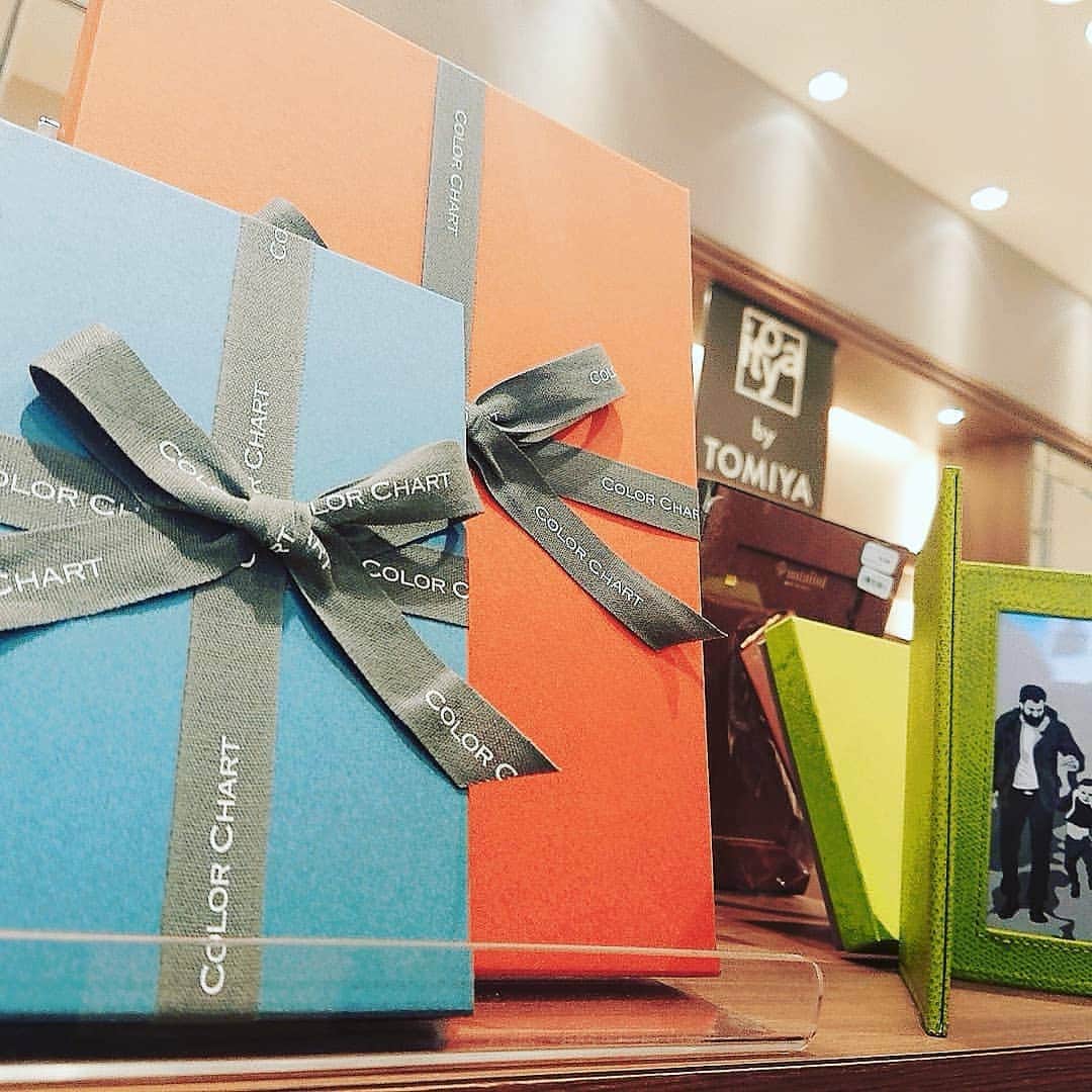 のインスタグラム：「伊東屋✒color chart✍❣️ 春にピッタリの鮮やかなカラーが入荷しました😍  表町スタイルストア#oss #岡山#伊東屋#itoya#銀座#colorchart#color#colorful #interior#shopping#shop #岡山雑貨#岡山#trend#筆記具#人気」