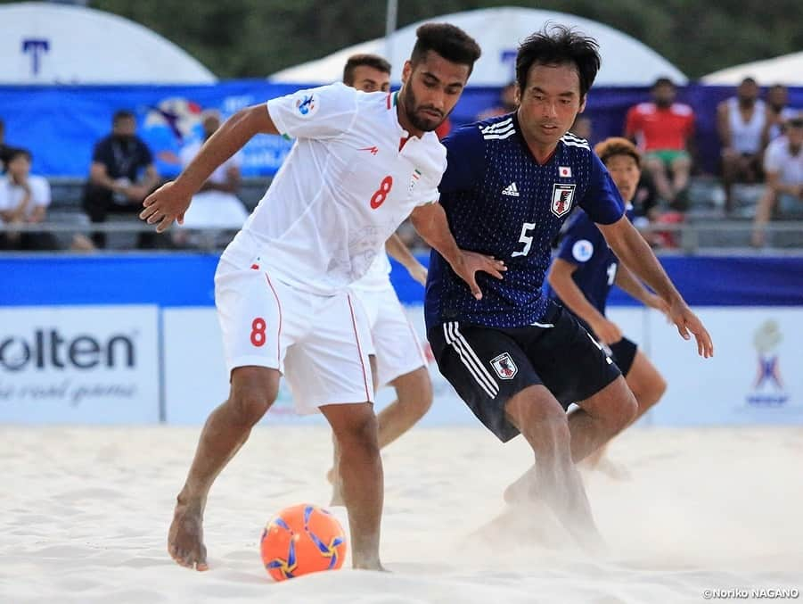 日本サッカー協会さんのインスタグラム写真 - (日本サッカー協会Instagram)「【📸Match Photo①】3月14日(木)、#ビーチサッカー日本代表は、 AFCビーチサッカー選手権タイ2019準々決勝で、強豪イランと対戦。第1ピリオドで2点のビハインドを背負う厳しい展開となったものの、2-2で延長戦に持ち込み、逆転勝利。ベスト4進出を果たしました。 ・ 準決勝は15日(金)現地時間19:00（日本時間21:00）キックオフ予定でパレスチナと対戦します。 ・ AFCビーチサッカー選手権タイ2019 準々決勝 ビーチサッカー日本代表🇯🇵3-2 🇮🇷ビーチサッカーイラン代表 ・ 21分 山内悠誠 26分 38分 赤熊卓弥 ・ GK 1 #照喜名辰吾 12 #宜野座寛也 FP 2 #赤熊卓弥 3 #飯野智之 4 #松田康佑 5 #田畑輝樹 6 #松尾那緒弥  7 #大場崇晃 8 #小牧正幸 9 #山内悠誠 10 #茂怜羅オズ 11 #奥山正憲 監督 #ラモス瑠偉 #daihyo ・ ―――――――――――――――――― 🏆AFCビーチサッカー選手権タイ2019🏆 グループステージ 3月8日 8-1 クウェート🇰🇼 3月10日 7-1 カタール🇶🇦 3月12日 6-2 バーレーン🇧🇭 準々決勝 3月14日 3-2 vs イラン🇮🇷 準決勝 3月15日 vs パレスチナ🇵🇸 👉大会情報は、JFA.jpへ ――――――――――――――――――」3月15日 17時09分 - japanfootballassociation