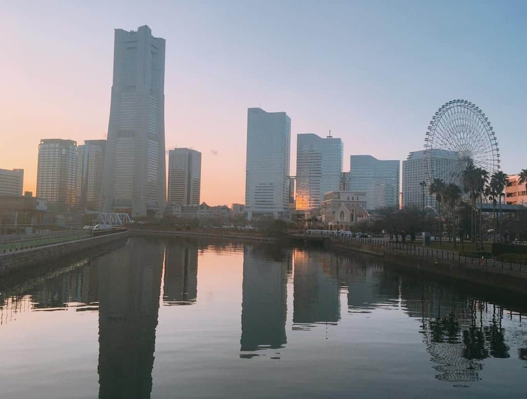 東京カメラ部 横浜分室さんのインスタグラム写真 - (東京カメラ部 横浜分室Instagram)「「万国橋からの景色」⠀ .⠀ 万国橋から眺めるみなとみらいの景色は有名ですが、今日は夕暮れに染まったみなとみらいをお届けします。みなさまはどの時間に眺めるみなとみらいの景色がすきですか？⠀ .⠀ みなとみらい線公式Facebook「わたしの横浜4.1キロさんぽ」で横浜の魅力を発信中！⠀ そちらも是非ご覧下さい！<PR>⠀ .⠀ #みなとみらい線フォト散歩 #みなとみらい線フォトさんぽ #みなとみらい線 #横浜 #新高島 #みなとみらい #馬車道 #日本大通り #元町中華街 #yokohama #東京カメラ部 #Japan #photo #写真 #日本 #夕日 #万国橋 #横浜カメラ部 #神奈川カメラ部 #kanagawaphotoclub #写真好きな人と繋がりたい #あなたと見たい景色 #ファインダー越しの私の世界 #あなたと見たい空 #この空のもと僕らはigでつながっている #夕焼け #夕陽 #そら部」3月15日 17時01分 - tcc.yokohama