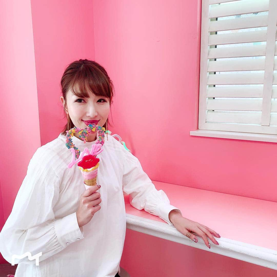 梅野舞さんのインスタグラム写真 - (梅野舞Instagram)「前から気になっていた @eddys_ice_creamへ  ピンクで可愛い店内🎀💕🎀💕 カスタムして オリジナルのアイスが作れる。  メニューにあるものが 既に可愛すぎたので、コーンとソフトクリームを選んでトッピングは真似してみたよ。  大きなハートのクッキーにリップクッキー、Loveチョコにバニラとストロベリーミックス 味もとっても美味しい♡♡ また何回でも行きたくなっちゃう♬  #eddysicecream#hub_eddysicecream#アイスクリーム#アイス#原宿#トッピング#カスタム#オリジナル#pr#harajuku#pink#ピンクカラー#可愛い店内#instagood #instapic」3月15日 17時06分 - mai.umeno