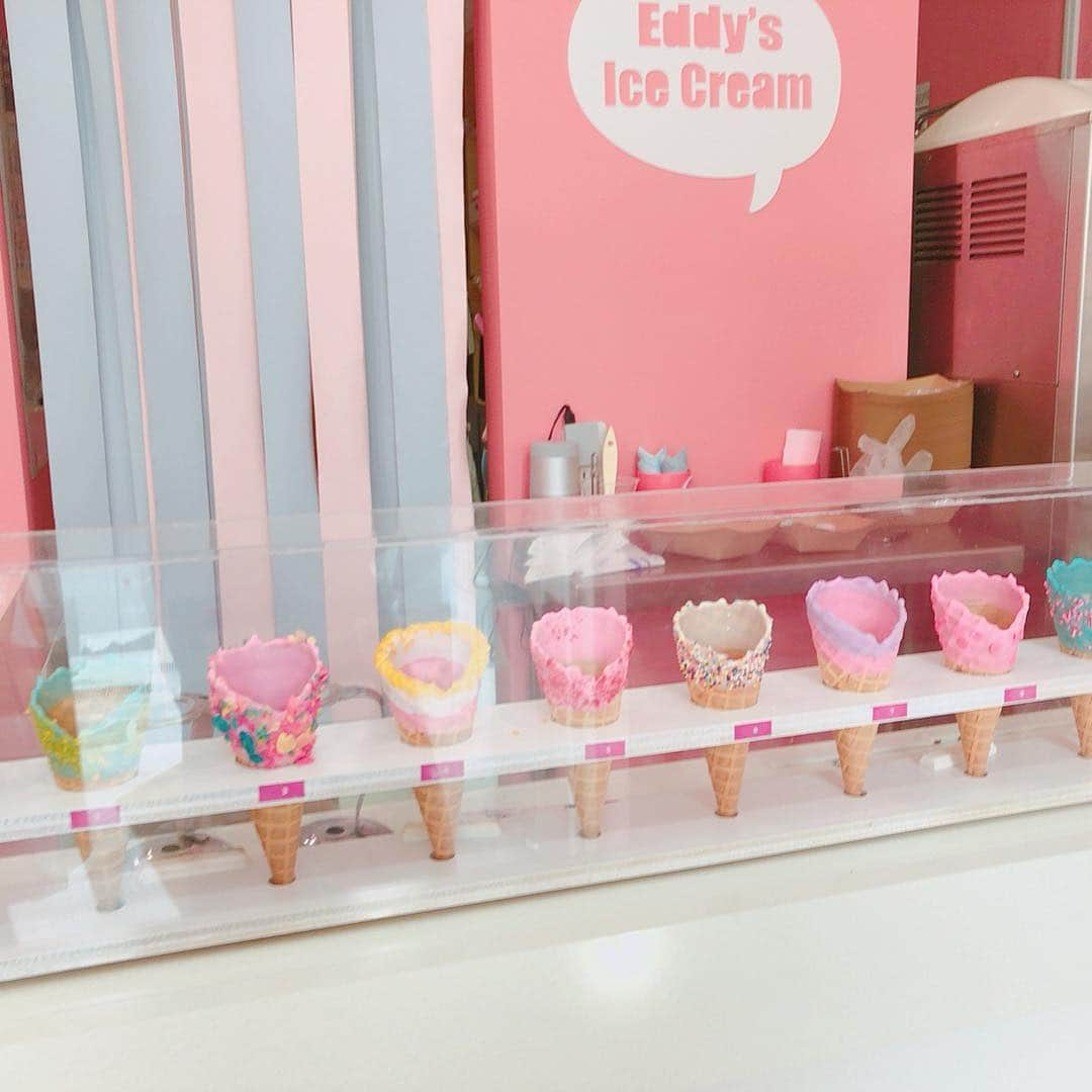 梅野舞さんのインスタグラム写真 - (梅野舞Instagram)「前から気になっていた @eddys_ice_creamへ  ピンクで可愛い店内🎀💕🎀💕 カスタムして オリジナルのアイスが作れる。  メニューにあるものが 既に可愛すぎたので、コーンとソフトクリームを選んでトッピングは真似してみたよ。  大きなハートのクッキーにリップクッキー、Loveチョコにバニラとストロベリーミックス 味もとっても美味しい♡♡ また何回でも行きたくなっちゃう♬  #eddysicecream#hub_eddysicecream#アイスクリーム#アイス#原宿#トッピング#カスタム#オリジナル#pr#harajuku#pink#ピンクカラー#可愛い店内#instagood #instapic」3月15日 17時06分 - mai.umeno