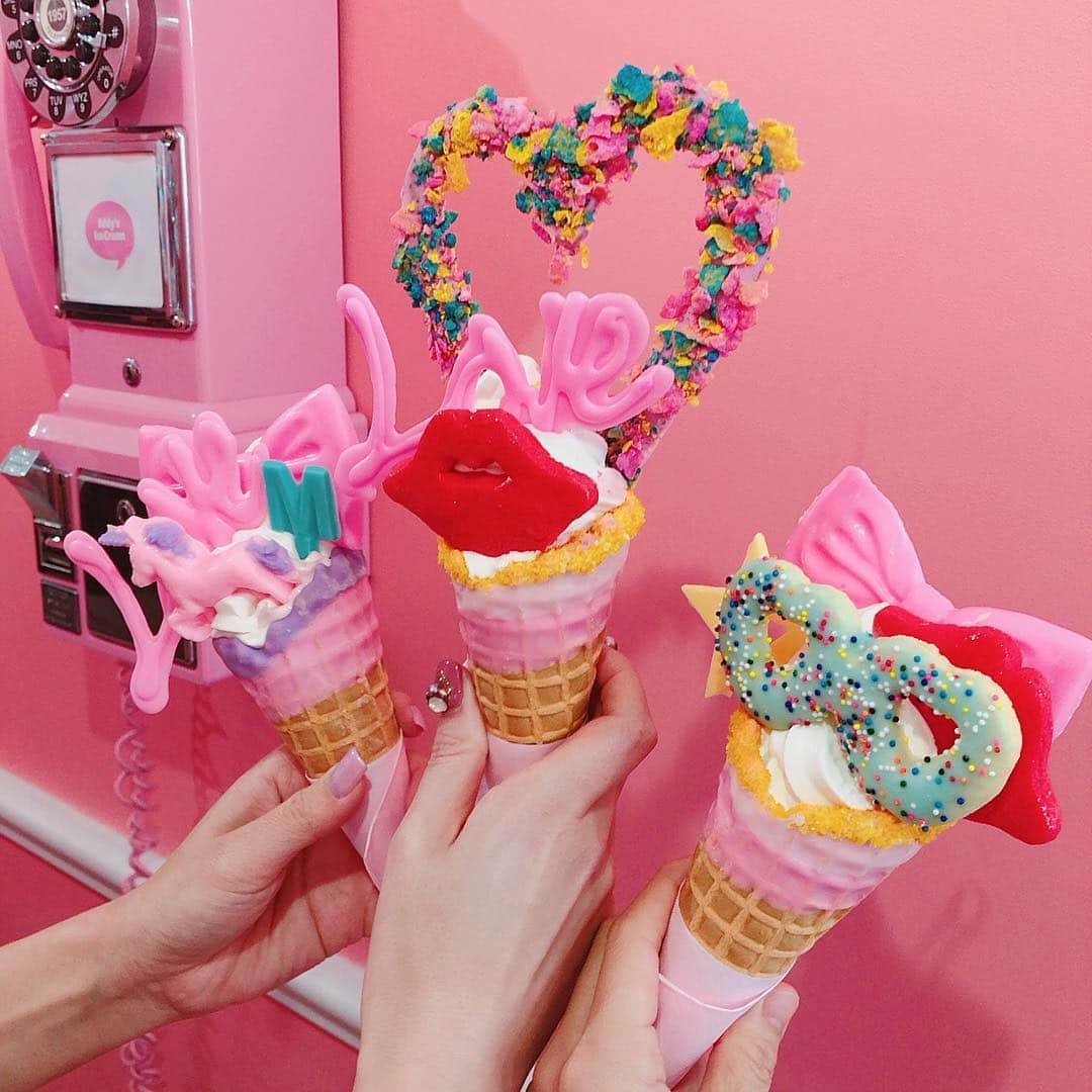 梅野舞さんのインスタグラム写真 - (梅野舞Instagram)「前から気になっていた @eddys_ice_creamへ  ピンクで可愛い店内🎀💕🎀💕 カスタムして オリジナルのアイスが作れる。  メニューにあるものが 既に可愛すぎたので、コーンとソフトクリームを選んでトッピングは真似してみたよ。  大きなハートのクッキーにリップクッキー、Loveチョコにバニラとストロベリーミックス 味もとっても美味しい♡♡ また何回でも行きたくなっちゃう♬  #eddysicecream#hub_eddysicecream#アイスクリーム#アイス#原宿#トッピング#カスタム#オリジナル#pr#harajuku#pink#ピンクカラー#可愛い店内#instagood #instapic」3月15日 17時06分 - mai.umeno