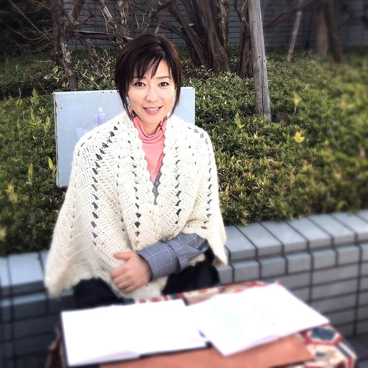 若村麻由美さんのインスタグラム写真 - (若村麻由美Instagram)「❣️アタシです。『ハケン占い師アタル』3ヶ月間ご覧下さった皆様ありがとうございました‼️ . 脚本と演出の両方を手掛けられた遊川和彦さんと❣️１枚目はクランクアップ、最後は4か月遡ってクランクイン📸 . 遊川脚本はこれまで、 連ドラ「リミット-刑事の現場2」「リバウンド」「純と愛」に参加させて頂きましたが、遊川演出は初‼️ 遊川さんも連ドラ初監督だったそうです。連ドラの脚本を書くだけでも大変なエネルギーなのに、監督もとなると、撮影前準備.撮影.編集とあるわけで、同時に脚本も書くなんて✨偉業です✨何より、遊川ワールドらしく、登場人物への愛に溢れていました。Dチームの社名がsincere「誠実」というのも遊川さんらしい‼️ だって朝ドラの登場人物も純と愛と誠でしたから。どんな苦難に遭っても克服し前に進む人間賛歌が遊川さんのブレないテーマ。根っから人間好きな方だなぁと実感しました❣️ それに応えたキャストの皆さん、演出の日暮謙監督、伊藤彰記監督、スタッフの皆さん、そして何より、最後までご覧下さった皆様に心から感謝申し上げます🙇‍♀️ . キズナは、親に捨てられたトラウマから我が子を縛っていましたが、最終回には子離れして本物を目指して一人立ち。これでキズナとはサヨナラです👋 思い出ショットは気が向いたらアップします🤗 . #若村麻由美 #mayumiwakamura #ハケン占い師アタル #クランアップ #最終回 #TV朝日 #連ドラ #脚本 #演出 #遊川和彦 #愛 #いっぱい #誠実 #良い現場 でした」3月15日 17時01分 - mayumiwakamura_official