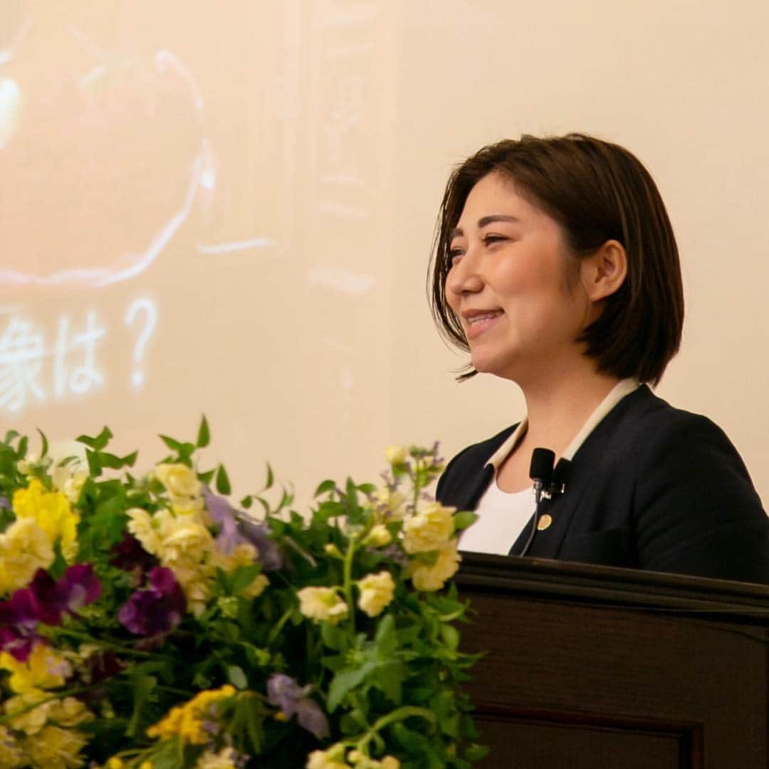 東京タワーの麓の結婚式さんのインスタグラム写真 - (東京タワーの麓の結婚式Instagram)「🗼 “おもてなしウェディングアワード2019”を 開催いたしました✨ . おもてなしウェディングアワードとは #あなたにとって素敵な結婚式って何ですか? をテーマに、素敵な結婚式を想造できる施設へと 成長していくための社内アワードです . ハイレベルな1次審査を通過した 今年度のファイナリストは 中村 奈津子プランナー 石川　舞プランナー 水野 ななかプランナー でした！ . アワード当日は結婚式に関わる たくさんのスタッフが参加し 想いを分かち合いました . プレゼンテーション終了後、投票も行われ おもてなしウェディングアワード2019 最優秀ウェディングプランナーは 当式場初のインバウンドウェディングを プロデュースした石川 舞プランナーに決定しました！✨ . 壇上に上がった3名も、もちろん他のプランナーも 関わるスタッフも想いは同じです . 目の前のお客様に幸せになっていただきたい 最高の1日をお過ごしいただきたい わすれられない思い出にしていただきたい . これからもスタッフ一同 素敵な結婚式を想造するために全力で お手伝いをさせていただきます 今後ともどうぞよろしくお願いいたします IGTVに当日の様子もアップしたので ぜひご覧ください👀✨ . *✻::::✻*✻::::✻*✻::::✻*✻::::✻* ✻::::✻* また今回のアワード開催に際し ご協力いただいたお客様には 御礼申し上げます 本当にありがとうございました 今後とも末永くよろしくお願いいたします *✻::::✻*✻::::✻*✻::::✻*✻::::✻* ✻::::✻* @theplaceoftokyo . #theplaceoftokyo #ザプレイスオブトウキョウ #プレイスオブトウキョウ #東京タワー #東京タワー🗼 #東京タワーで結婚式 #東京タワーが好き #tokyotower #wedding #ウェディング #プレ花嫁 #卒花嫁 #2019年春婚 #2019夏婚 #2019秋婚 #2019冬婚 #結婚式準備 #結婚式場探し #式場探し #東京花嫁 #関東プレ花嫁 #日本中のプレ花嫁さんと繋がりたい #おもてなしウェディングアワード2019 #おもてなし #ウェディングプランナー #プランナーのお仕事 #第3回おもてなしweddingaward」3月15日 17時03分 - theplaceoftokyo