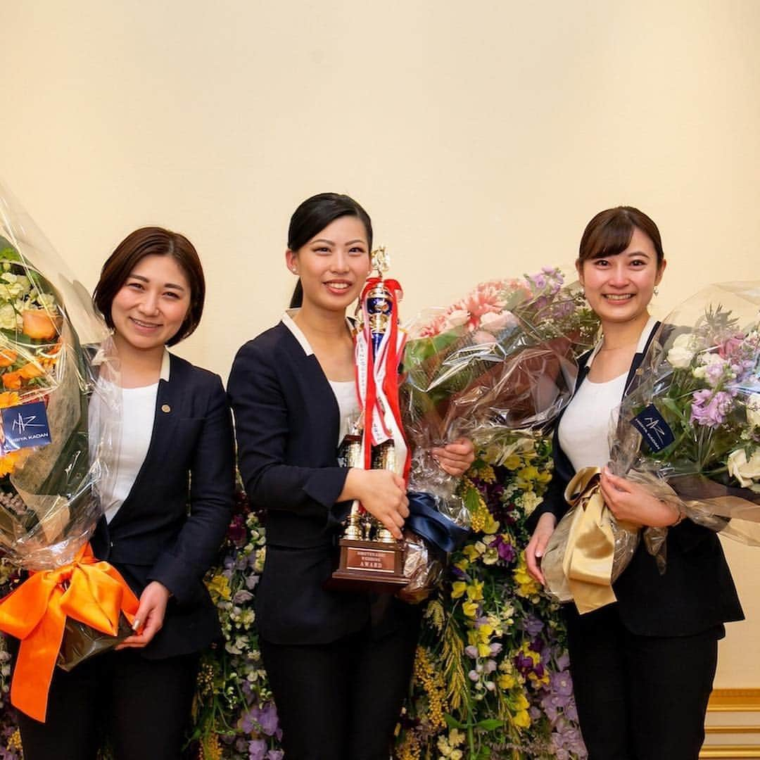 東京タワーの麓の結婚式さんのインスタグラム写真 - (東京タワーの麓の結婚式Instagram)「🗼 “おもてなしウェディングアワード2019”を 開催いたしました✨ . おもてなしウェディングアワードとは #あなたにとって素敵な結婚式って何ですか? をテーマに、素敵な結婚式を想造できる施設へと 成長していくための社内アワードです . ハイレベルな1次審査を通過した 今年度のファイナリストは 中村 奈津子プランナー 石川　舞プランナー 水野 ななかプランナー でした！ . アワード当日は結婚式に関わる たくさんのスタッフが参加し 想いを分かち合いました . プレゼンテーション終了後、投票も行われ おもてなしウェディングアワード2019 最優秀ウェディングプランナーは 当式場初のインバウンドウェディングを プロデュースした石川 舞プランナーに決定しました！✨ . 壇上に上がった3名も、もちろん他のプランナーも 関わるスタッフも想いは同じです . 目の前のお客様に幸せになっていただきたい 最高の1日をお過ごしいただきたい わすれられない思い出にしていただきたい . これからもスタッフ一同 素敵な結婚式を想造するために全力で お手伝いをさせていただきます 今後ともどうぞよろしくお願いいたします IGTVに当日の様子もアップしたので ぜひご覧ください👀✨ . *✻::::✻*✻::::✻*✻::::✻*✻::::✻* ✻::::✻* また今回のアワード開催に際し ご協力いただいたお客様には 御礼申し上げます 本当にありがとうございました 今後とも末永くよろしくお願いいたします *✻::::✻*✻::::✻*✻::::✻*✻::::✻* ✻::::✻* @theplaceoftokyo . #theplaceoftokyo #ザプレイスオブトウキョウ #プレイスオブトウキョウ #東京タワー #東京タワー🗼 #東京タワーで結婚式 #東京タワーが好き #tokyotower #wedding #ウェディング #プレ花嫁 #卒花嫁 #2019年春婚 #2019夏婚 #2019秋婚 #2019冬婚 #結婚式準備 #結婚式場探し #式場探し #東京花嫁 #関東プレ花嫁 #日本中のプレ花嫁さんと繋がりたい #おもてなしウェディングアワード2019 #おもてなし #ウェディングプランナー #プランナーのお仕事 #第3回おもてなしweddingaward」3月15日 17時03分 - theplaceoftokyo