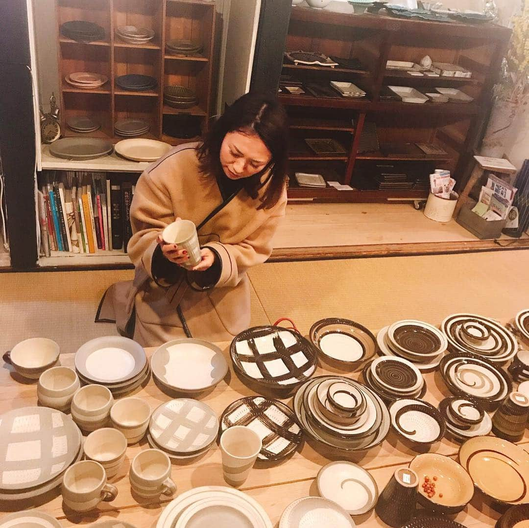 折原みかさんのインスタグラム写真 - (折原みかInstagram)「kokonn お皿やアクセサリーが並ぶ雑貨屋さんの奥には陽だまりeatspace 気の許せる大切な友人と谷中の香りに包まれて幸せな時間 #kokonn  #japan #yanakacafe #谷中カフェ #cafeごはん #カオマンガイ #幸せタイム #雑貨屋さん #昭和の香り #心落ち着く #オシャレ #和室 #縁側 #陽だまり #お皿 #食器 #セレクトショップ #千駄木 #tokidoki #tokidoki取扱shop #下町散策 #千代田線沿線 #minitrip」3月15日 17時14分 - mikaorihara