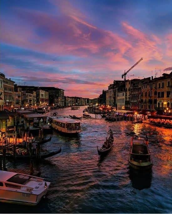 のインスタグラム：「素敵な週末を Buon weekend 😊  #ヴェネツィア #Venezia #italia #italy #旅 #イタリア #ilikeitaly #loveイタリア #treasureitaly  #夕暮れ  Special Thanks to 😘 @nikolaibusch」