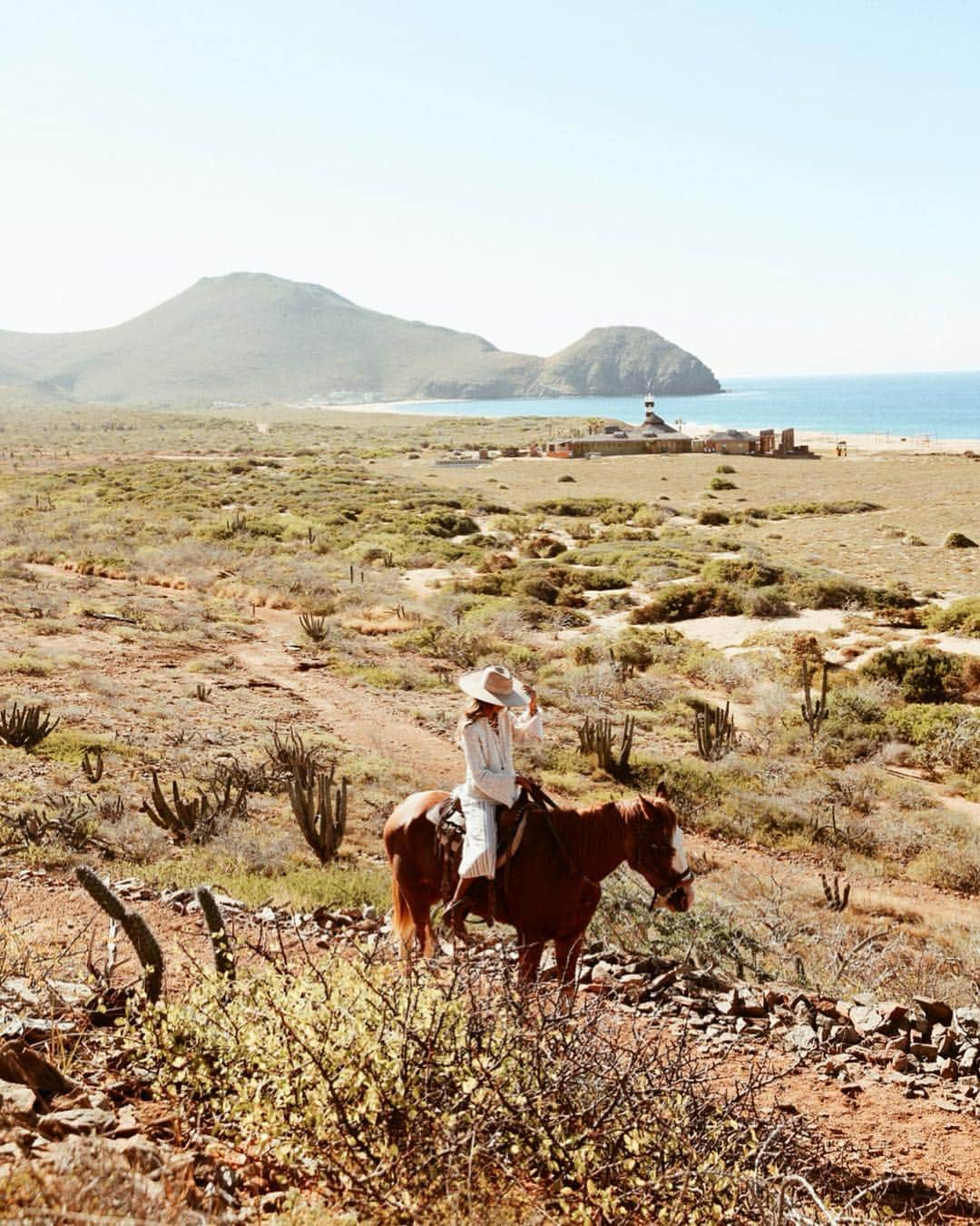 ジュリー・サリニャーナさんのインスタグラム写真 - (ジュリー・サリニャーナInstagram)「Livin’ a dream! 🌵🐴 @billabongwomens | Shop the full #billabongxsincerelyjules in my bio!」3月15日 17時14分 - sincerelyjules