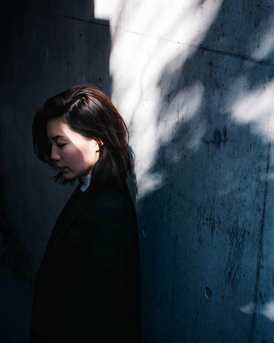 のインスタグラム：「light&shadow Tokyo/Japan ・ いい光みっけ✨ ・ ・ ▼Follow & Tag▼ @team_jp #team_jp_ @indies_gram #indies_gram ・ ・ #ポートレート #good_portraits_world#portrait#as_archive#screen_archive#hueart_life#tokyocameraclub#jp_mood#reco_ig#indy_photolife#instagram#igersjp#Instagramjapan#ig_phos#lovers_nippon_portrait#bestjapanpics#wp_japan#ray_moment#japan_daytime_view#photo_jpn#vivid_impact#rox_captures#japan_portrait_club#jp_portrait部」