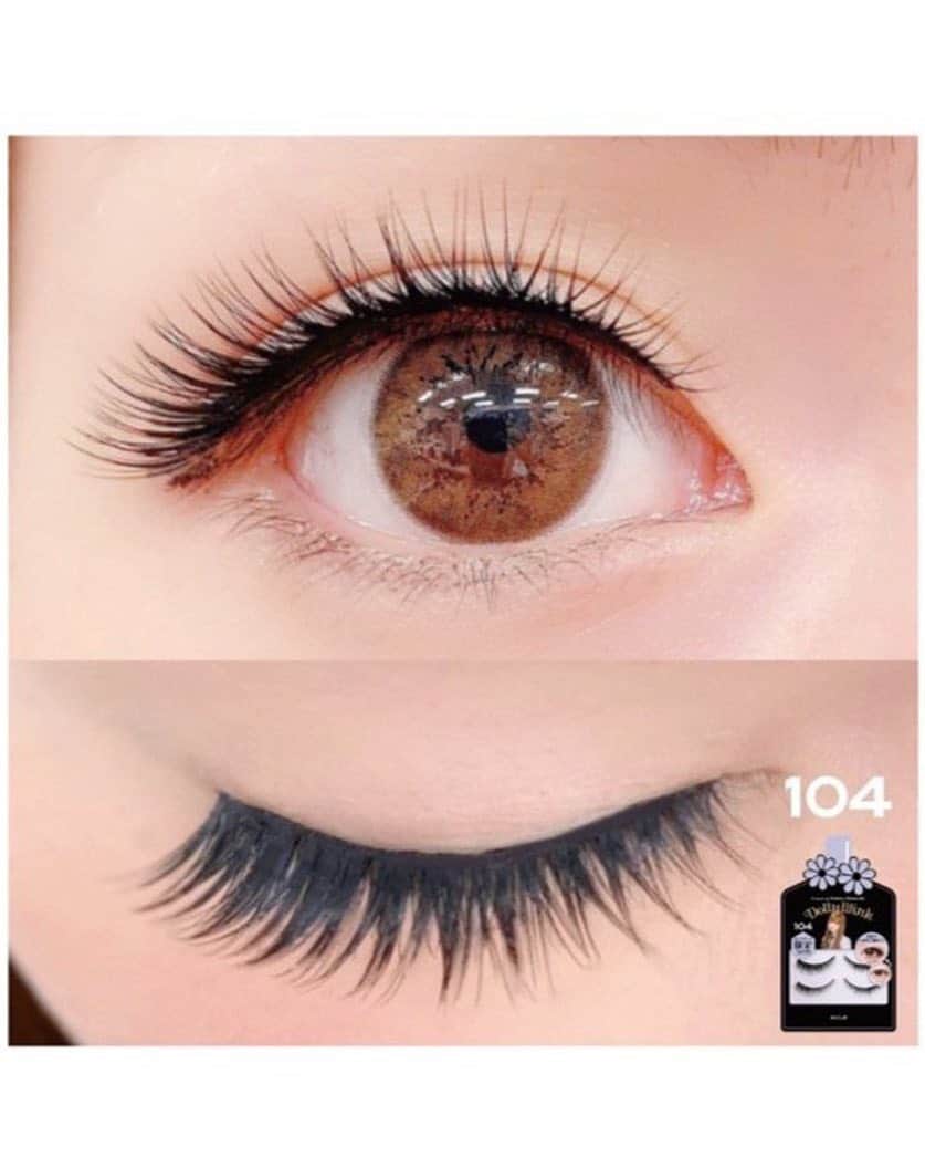 益若つばささんのインスタグラム写真 - (益若つばさInstagram)「Dollywink new eyelashes 104〜106Review！💘﻿ ﻿ ﻿ ﻿ ドン・キホーテさん限定アイラッシュの続きです！﻿ ドンキホーテには定番で置かれます☺️👌🏻✨🌸 ﻿ ﻿ ﻿ 今回の濃いめバージョンだと﻿ 「ただただケバいんじゃないか😰」﻿ と昔のつけまつげのイメージを持たれる方が多いと思うのですが、毛の細さや3D加工などこの10年色々進化しているので、﻿ 濃いめなのにケバくないまつげを実現しています！🥰﻿ ﻿ ﻿ ﻿ ﻿ ✔️No.104はつけまつげをつけるとふたえになる人におススメの太芯タイプ。﻿ ﻿ 根元だけボリュームを持たせて目のフレームを強調していて、毛先を散らしているから目元に自然になじみます💓﻿ ﻿ ﻿ 私的には他のものより猫目になるイメージでした😻﻿ ﻿ ﻿ ﻿ ﻿ ﻿ ﻿ ✔️No.105は透明ベース。ほどよい透け感と間隔のデザイン。﻿ ﻿ 放射状に広がるシャープな毛束で、根元に少しボリュームを足しながら先に行くほど細く、自然にぱっちりとした目に仕上がります💘﻿ ﻿ とてもお人形ぽい束まつげで個人的に作りたかったお気に入りまつげです☺️🌸﻿ ﻿ ﻿ ﻿ ﻿ ﻿ ✔️No.106は透明ベース。人気のNo.2スイートガーリーをさらにナチュラルにアレンジ💓﻿ (No.2のナチュラル版かつ太芯で二重を作りたい方はNo.17がオススメです！) ﻿ 中央の毛束とふわっふわなボリュームで、黒目がちなうるうる目に。﻿ ﻿ ﻿ 10年前の発売からずーーっと人気のNo.2の2019年バージョンです！﻿ ﻿ ﻿ 全体的にパチっとしているのに毛が短くなってたりナチュラル度が増してます！﻿ これも好き🥰🥰﻿ ﻿ ﻿ 絶対に目がくりくりにみえる優秀まつげ🥺💘﻿ ﻿ ﻿ ﻿ ﻿ ﻿ 以上6種類でした👀💘﻿ ﻿ ﻿ 気になったものはありましたかね？☺️﻿ 私はぱっちりしながらもナチュラルに見せたいから透明芯派。 二重を作りやすくしたい方には太芯がオススメです！ ﻿ ﻿ 最初のつけ方が難しいと思う人もいると思うのですが、慣れればマスカラよりも綺麗だし、マツエクよりも目に優しいしメイク落とすのも簡単です！🌸﻿ ﻿ ﻿ 私流のつけ方もパッケージ裏に書いてあるからぜひチェックしてみてね☺️🌸﻿ ﻿ ☑️じまつげは、軽くビューラーをしたりすると横から見たときに綺麗で馴染みやすいです！﻿ ﻿ 軽くマスカラをしてもok!👀🌸﻿ ﻿ ﻿ 色々進化しているのでぜひトライしてくれたら嬉しいです！﻿ ﻿ ﻿ ドン・キホーテさんにぜひ行ってみてくださいねー☺️✨﻿ ﻿ ﻿ ﻿ @dolly_wink ﻿ @donki_jp﻿ ﻿ ﻿ ﻿ ﻿ candydollもNewオイルティントリップがまた今月発売するのでそれも載せますね！💋💋💄﻿ ﻿ ﻿ ﻿ #dollywink ﻿#eyemakeup#eyelashes #new #cosmetics #ドンキホーテ #makeup #全新化妝品﻿ #뷰티 #화장품#化妝品  #아이메이크업 #アイメイク #眼妆 #속눈썹 #假睫毛 #アイラッシュ #つけまつげ﻿ ﻿」3月15日 17時16分 - tsubasamasuwaka1013