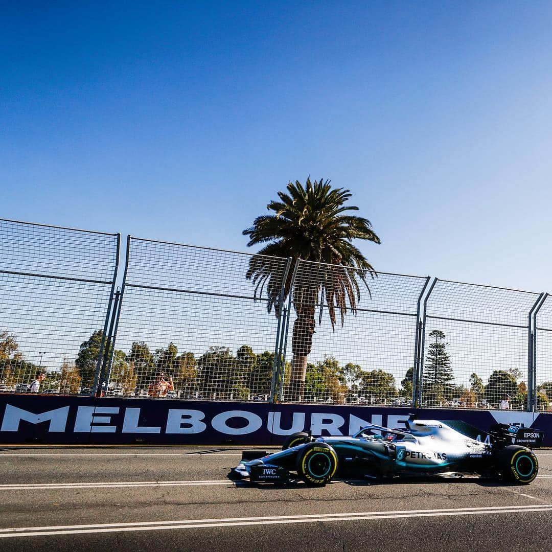 MERCEDES AMG PETRONASさんのインスタグラム写真 - (MERCEDES AMG PETRONASInstagram)「It’s great to be back Melbourne! 🙌 #AusGP • • • #MercedesAMGF1 #F1 #PETRONASmotorsports #Mercedes」3月15日 22時47分 - mercedesamgf1