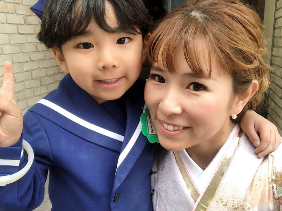 yu nakamura ヘアアレンジ hairarrangeのインスタグラム：「3月15日 無事、卒園式を迎える事が出来ました🎓♡ 最近男の子らしくなってきて怒れることばかりで小学生になるのが不安だけど、これも成長の一歩と受け止めて私も一緒に学んでいくよ。  年少の頃からずっと、りょうくん一筋で仲よ過ぎてこのポーズ。。。 ずっと仲良しでいてくれてありがとう♡  幼稚園に入ってからの3年間色んな方から助けられながら過ごしてきましたが、特にこんなしっかりしてない私をずっとサポートしてくれていたママ友、りょうこさんとチヒロちゃんには感謝しかありません😭 本当にありがとう✨  子育てはやっぱり難しいなと最近特に感じているけれど、お客様や友達、沢山の方に色んなアドバイスもいただきながら 私自身も成長していきます。  次は入学式だー🌸  #一宮市#ヘアアレンジ#和装#着物#和装アレンジ#セルフアレンジ#卒園式#5歳児#6歳児#早生まれ」