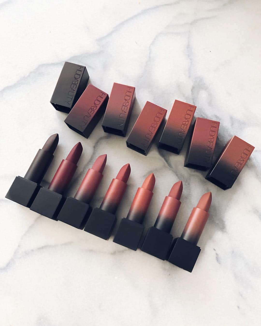 sananasのインスタグラム：「💄MATTE POWER BULLET 💄by @HudaBeauty . Vous les trouvez comment ces nouveaux rouges à lèvres mats ? Je dois bien avouer que le packaging est très beau mais aussi très pratique ! Pas besoin de chercher pendant 10 minutes la bonne teinte 😅 Je les trouve vraiment agréables à appliquer et très confortables sur la bouche. On est pas dans une tenue digne d’un liquide mat mais c’est tout de même pas mal du tout ! Ils sont très opaques et les couleurs sont plutôt canon ! Coup de cœur pour le “Joyride” (Le plus à droite/swatch du bas). J’en ai oublié un sur la photo 🙈 __ Vous préférez lequel vous ? . #HudaBeauty #MattePowerBullet #Lipstick #Maquillage #MakeUp __ PS : NOUVELLE VIDEO CE SOIR !!! 😃🎉」