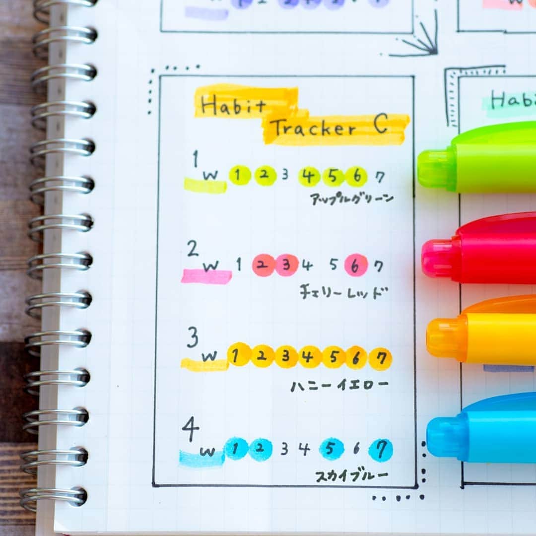 トンボ鉛筆さんのインスタグラム写真 - (トンボ鉛筆Instagram)「ハビットトラッカーなどにおすすめの、プレイカラードットの色の組み合わせ４タイプ！ それぞれの色が見やすく、似ていない色で組み合わせてみました✏️ . 一緒に使っているノートは @e.maruman の「セプトクルール」 ドットの発色が良い上に裏写りもしないので(8枚目参照)、ドットにぴったりのノートです。 5mm方眼でドットがちょうど収まるところも、トラッカーに便利🙆 . 3月15日～21日(木)まで、トンボ鉛筆の公式Twitterで「プレイカラードット12色セット」と「セプトクルール2冊」がセットで当たる、フォロー＆RTキャンペーンを開催中です◎ Twitterアカウントをお持ちの方は、ぜひ「トンボ鉛筆」で検索してみてください。 . . . #トンボ鉛筆 #プレイカラードット #ドットとセプトの使い方 #バレットジャーナル #マルマン #マルマンセプトクルール  #勉強垢 #手帳生活 #ノート #文具好き #ノート術 #ムードトラッカー #ハビットトラッカー  #文具好き #文房具好き #playcolordot #septcouleur #bulletjournal #bujoideas  #bujo #habittracker #bulletjournaljunkies #bujoweekly #showmeyourplanner #bulletjournalcommunity #bulletjournalinspiration #プレイカラードットアレンジ」3月15日 17時25分 - tombowpencil