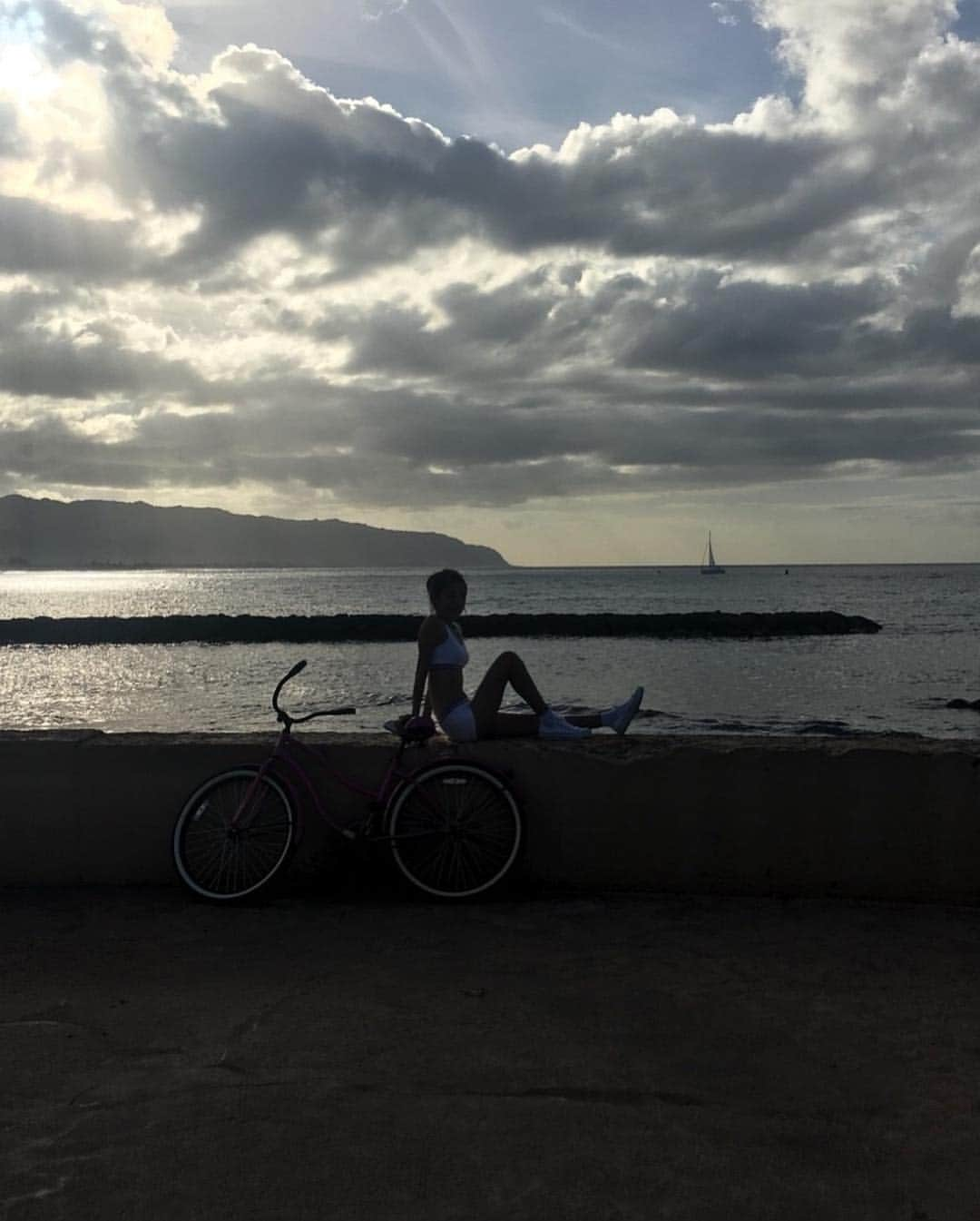 岡副麻希さんのインスタグラム写真 - (岡副麻希Instagram)「🍋 本日より昨年、小学館さんより発売させていただいた. ファースト写真集 【Maki Mermaid】の電子版が配信されることになりました！  プロフィールのtopのURLからジャンプできます❣️ （マネージャーさんが魔法みたいに ぎゅっと圧縮してくださいました。。。🧙‍♀️） .  書籍にはないアザーカットも追加されています🏖👒☀️ １枚目は今回の表紙. ２枚目はオフ行ったどこかの階段が可愛かったから撮ったのだとおもいます笑 ３枚目は夕陽がきれいで撮っててくれました☺️✨ . #ハワイに行きたくなる写真集  #写真集#南国」3月15日 17時20分 - maki_okazoe_official