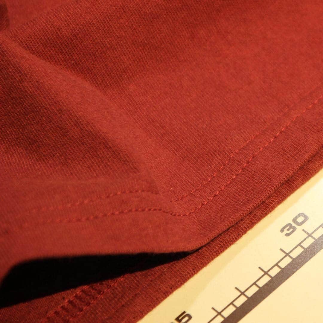 ウエスさんのインスタグラム写真 - (ウエスInstagram)「そろそろ訪れる着用シーズンに備えて、Tシャツの裾直しにご来店くださるお客様も増えてきました。 . UESのTシャツの裾直しは、ほどき → 採寸 → 裁断 → 縫製 が大まかな作業工程です。 大幅な裾上げでない限り、裾をほどく場合が多いので、まずは現在の裾の縫製糸をほどきます。ご希望の長さを計測して、裁断、途中アイロンをかけながら、最後にミシンで二本針縫製して完了します。 . 今年はジャストな着丈でTシャツを楽しんでみませんか。 . 直営店では、現物を確認のうえ対応しておりますが、オンラインでは生地感が伝わりにくい事もあり、基本的にUES製品のみ対応をしております。ただ、他社製品でもまずは repair@ues.co.jp までご相談頂ければ、対応可能か判断させていただきますので、お気軽にご相談ください。 . #ウエス #Tシャツ #裾直し #裾上げ #二本針 #ues #uesdenim #uestshirt #tshirt #hemmingup #sewing」3月15日 17時22分 - uesdenimjapan