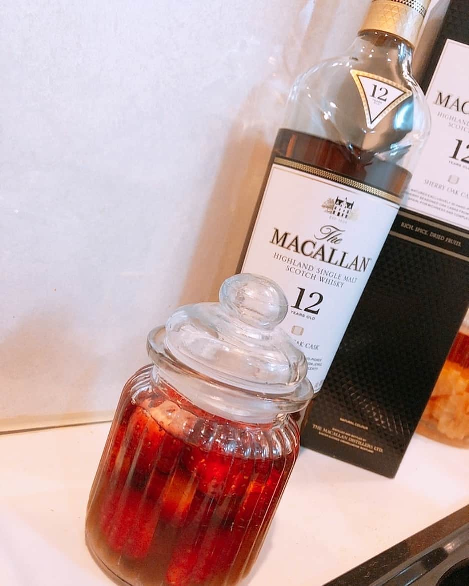安藤麻貴さんのインスタグラム写真 - (安藤麻貴Instagram)「出来上がりが楽しみ♡ ウイスキー飲めないまきにゃんは、果たしてこれでウイスキーを克服できるのでしょうか？  #おしゃれバーに通いたい  #いちごウイスキー #マッカラン #macallan  #strawberry #whisky」3月15日 17時24分 - maki_nyan_3