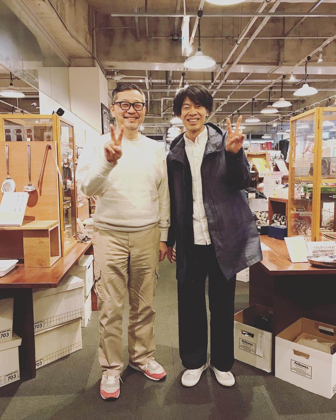 山田稔明さんのインスタグラム写真 - (山田稔明Instagram)「大阪で一番好きな本屋さんスタンダードブックストア心斎橋。もう何年もイベントやらなんやらでお世話になって仲良くしてもらってきたのが、4月でこの場所での営業が終了ということで残念。新しい展開も楽しみに待ちたいと思います。中川ボスと。」3月15日 17時27分 - toshiakiyamada