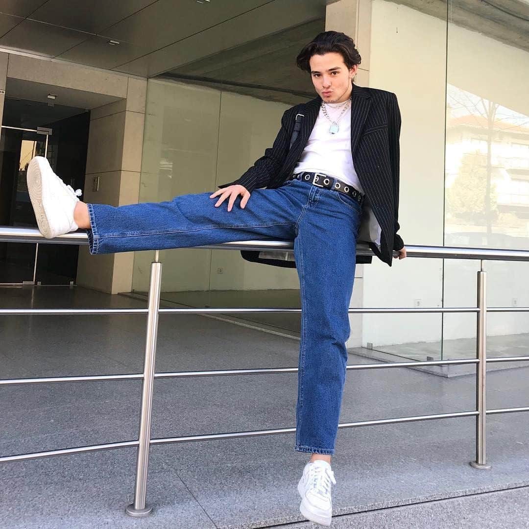 ASOSさんのインスタグラム写真 - (ASOSInstagram)「This is very much a Friday mood 😘 📸 @franciscojpedro 🔎 ASOS WHITE jeans (1416703) 🗣 Image description: Francisco wearing jeans and a blazer」3月15日 17時32分 - asos