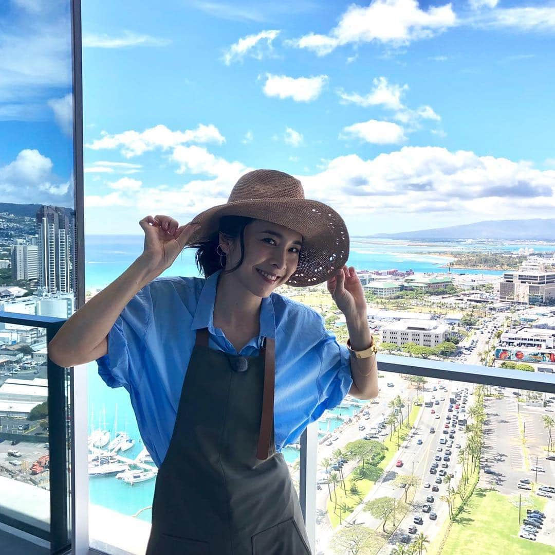 竹内結子さんのインスタグラム写真 - (竹内結子Instagram)「・ ある日ハワイで待ち合わせ🏝  最初は良かったのだけど、 高い所が怖くて… 皆さん早く来て‼️と、震えてました。  3/19（火）19:00〜22:54 「ザ！世界仰天ニュース 春の4時間スペシャル」 ハワイ仰天物件探し！」3月15日 17時43分 - yuko_takeuchi0401