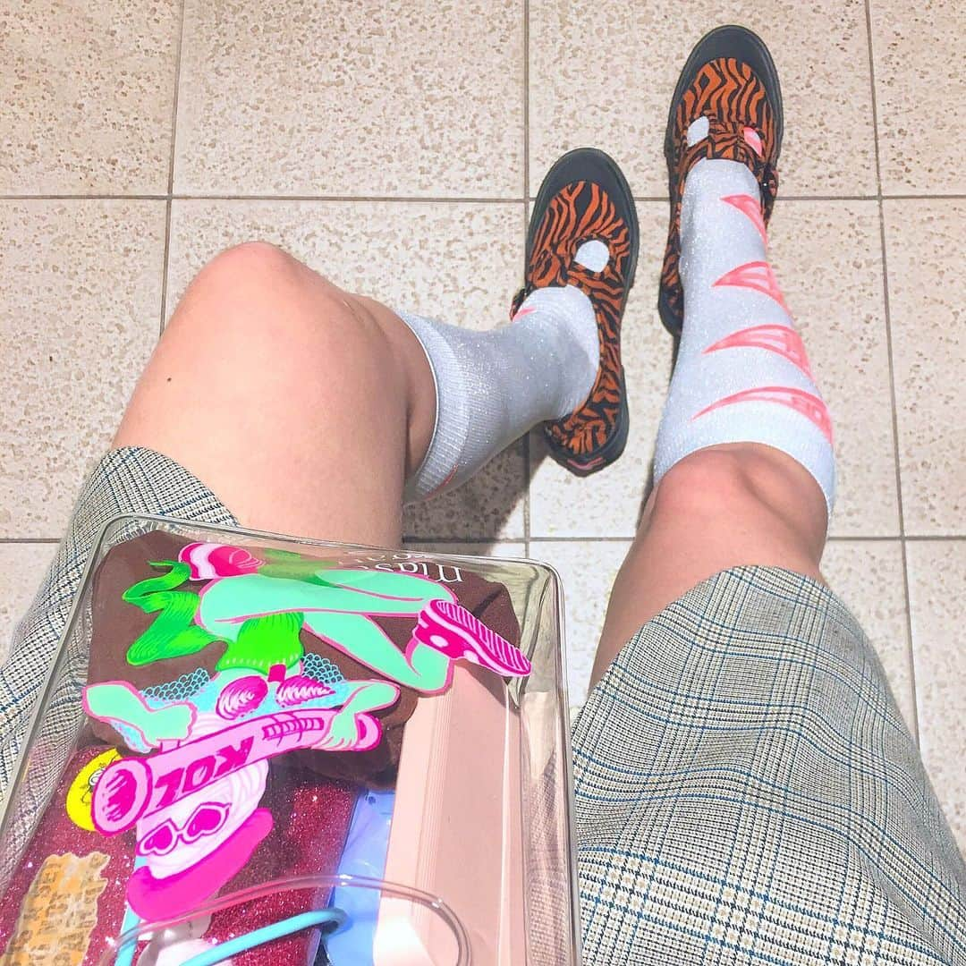 Momoさんのインスタグラム写真 - (MomoInstagram)「久々の #mylegstyle 🐅 かわいい靴と靴下、履きたい季節🌸 ashley williamsとvansのこのスニーカー 形最高にかわいいよー🔥 ㅤㅤㅤㅤㅤㅤㅤㅤㅤㅤ #sockslovergirl #socks #shoes #kicks #legstyle  #ashleywilliams #vans #fiorucci #fafi #nana_nana #faithtokyo #pvcbag #pvcバッグ #足元倶楽部 #足元コーデ」3月15日 17時41分 - m_o_m_o_e