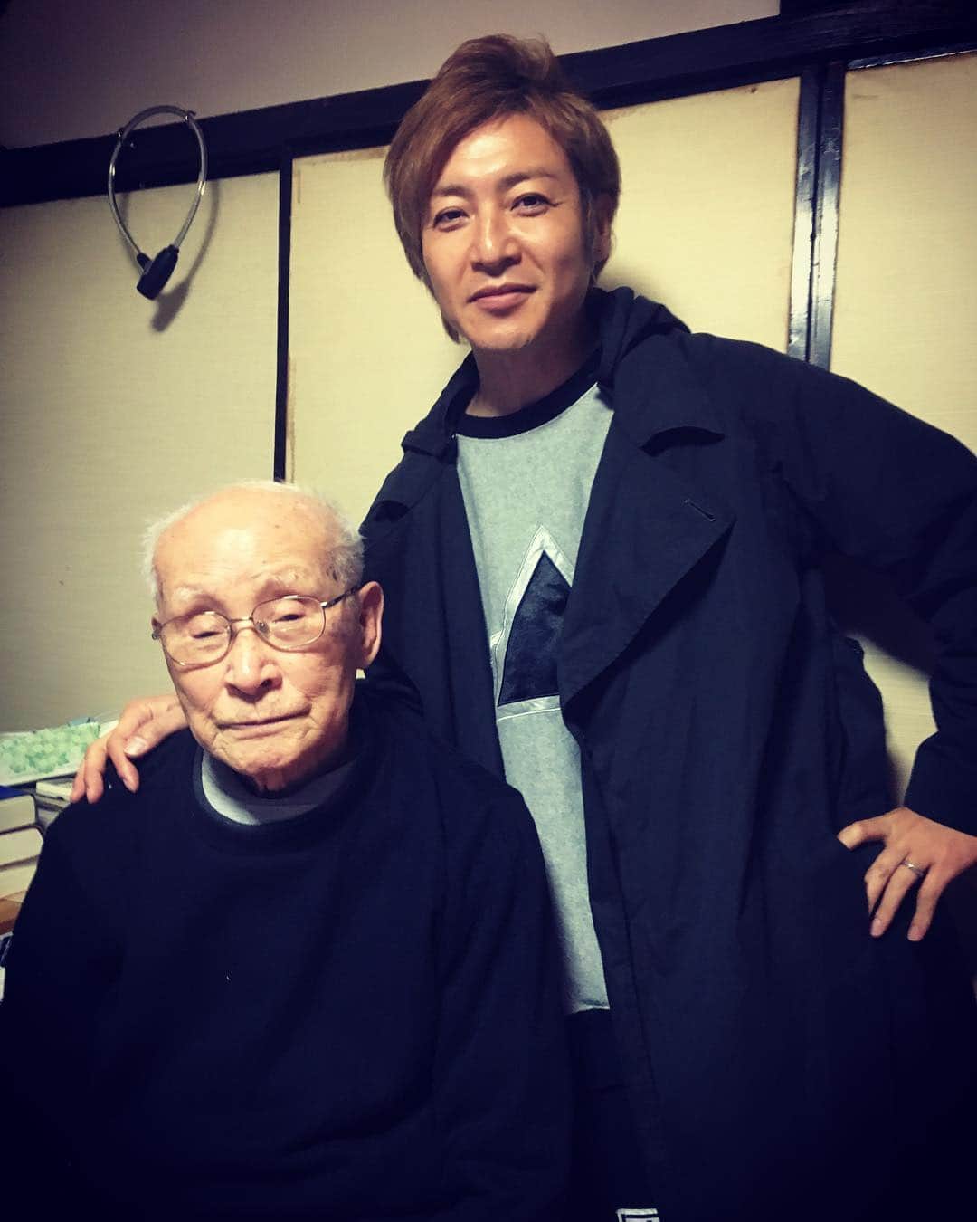 つるの剛士さんのインスタグラム写真 - (つるの剛士Instagram)「福岡で早めにロケを終えたので、 北九州の爺ちゃん（96歳）に会いに来た。  熱弁。  おし、 大丈夫。  さ、爺ちゃんの元気な顔も拝め安心したので、 一路岡山へ向かいます。  #生き字引 #福岡 #北九州 #門司 #生まれ故郷」3月15日 17時42分 - takeshi__tsuruno