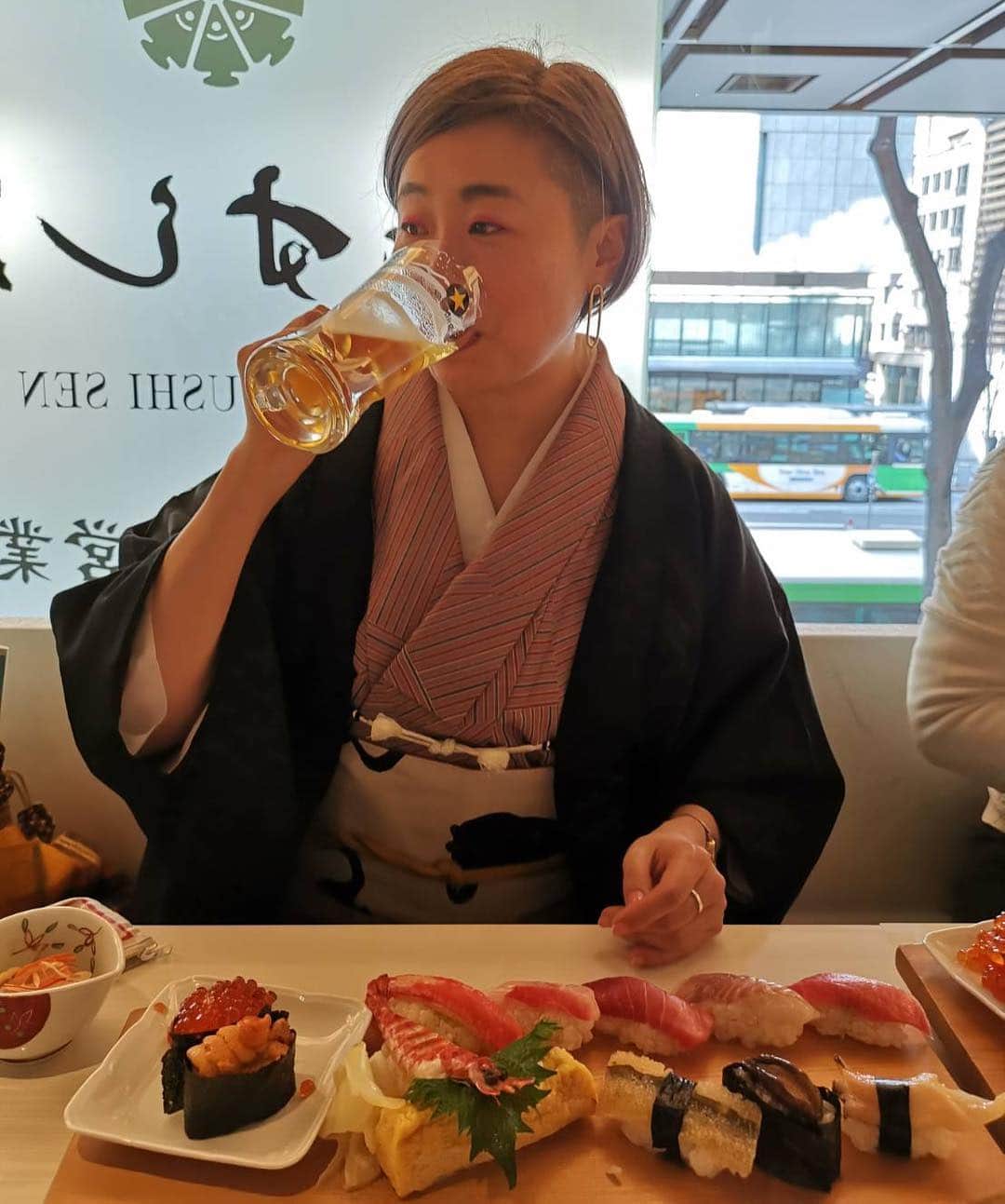 金巻ともこさんのインスタグラム写真 - (金巻ともこInstagram)「おしゅし食べたよ #sushi #寿司 #昼ビール #和服 #着物」3月15日 17時52分 - tomotomoco