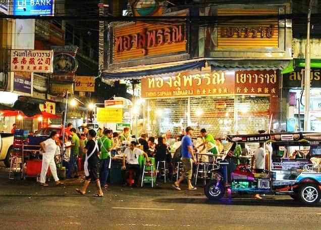 タイ国政府観光庁さんのインスタグラム写真 - (タイ国政府観光庁Instagram)「今週も1週間お疲れ様でした✨﻿ ﻿ バンコクのチャイナタウン(通称ヤワラー)の写真をお届けします📸﻿ ﻿ ヤワラーは金行や中華料理レストランが並ぶアジア屈指のチャイナタウン。夜になると、人気の食堂では、絶品のローカルフードを求めて路上まで大賑わい🍜﻿ ﻿ 皆様、よい週末をお過ごし下さい😊﻿ ﻿ #お疲れ様でした #タイ #バンコク #ヤワラー #チャイナタウン #中華街 #バンコク食堂 #タイ料理 #こんなタイ知らなかった #もっと知りタイ #タイ旅行 #バンコク旅行 #旅好きな人と繋がりたい #旅行好きな人と繋がりたい #thailand #bangkok #yaowarat #chinatown #nightview #thaifood #streetfood #amazingthailand #thailandtravel #thailandtrip #thai #thaistagram #lovethailand﻿ ﻿」3月15日 18時00分 - amazingthailandjp