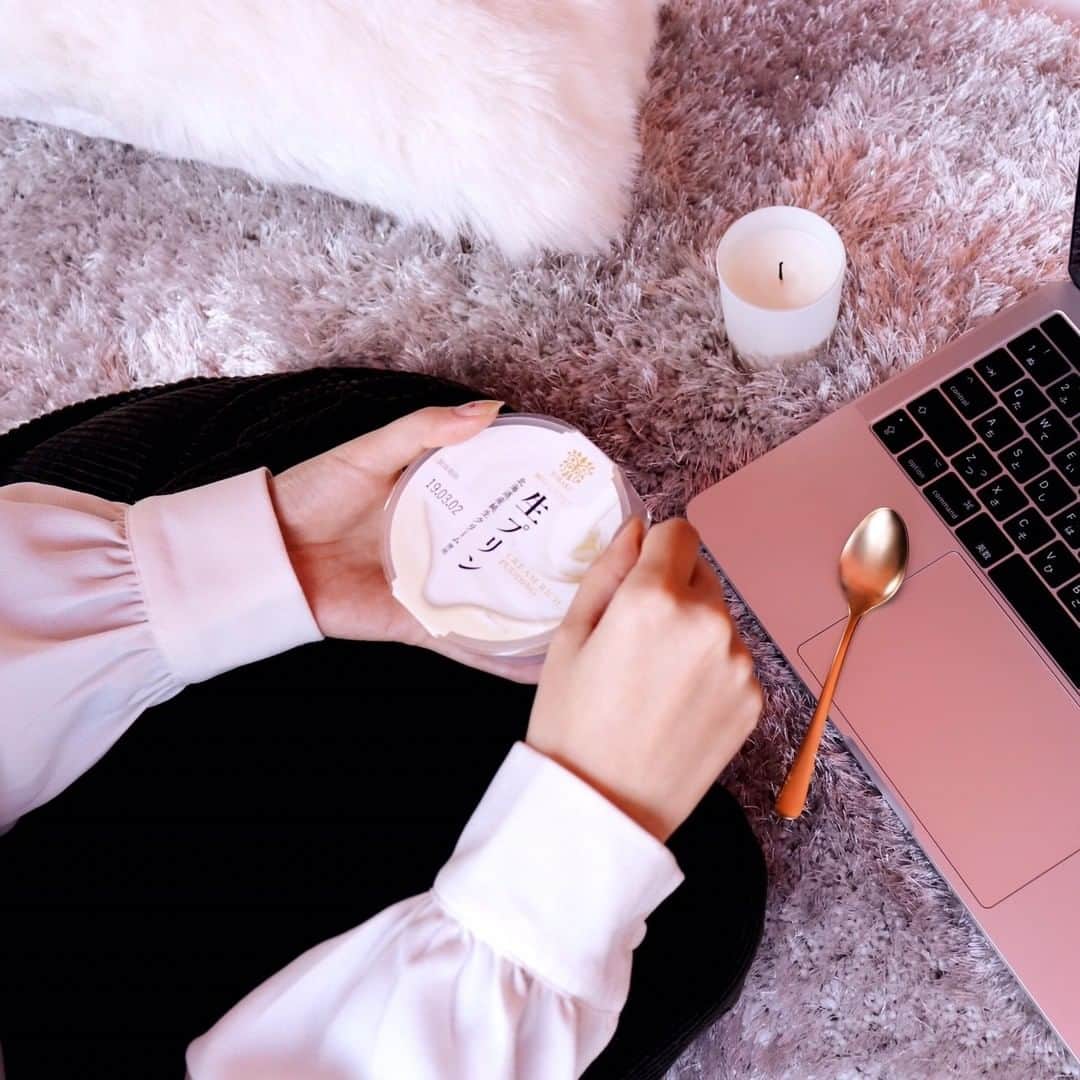 トーラク株式会社のインスタグラム：「.⁣ ちょっと一息に⁣ 生プリンを食べてまた頑張ろう✨⁣ .⁣ ◉神戸シェフクラブ 生プリン 北海道産純生クリーム⁣ 145円(税別)⁣ 隠し味にラム酒を使用することで生クリームの濃厚さを引き立てつつ、⁣ 後キレの良い味わいに仕上げました🍮⁣ .⁣ #トーラク #TORAKU #神戸プリン #プリン #プリン好き #プリンマニア #コンビニスイーツ #コンビニ #スイーツ #スイーツ好き #pudding #puddingparty #sweets⠀ #置き画 #置き画くら部 #生プリン #生クリーム #手元くら部 #おうちday⁣」