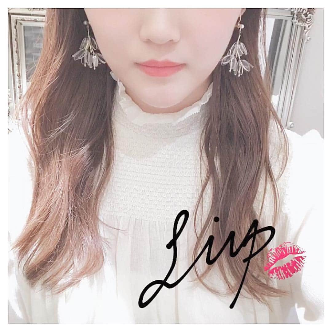 のインスタグラム：「最近の愛用lipはオペラのティントリップ5番💄sweetで人気No.1になってたから気になって買って見た👀なんか見た目オレンジっぽいのにつけたらそうでもなくていい色💗コーラルピンク系でツヤもあってティントだから落ちにくいのがすごい助かる✨それでもってプチプラ🤔🤔🤔すごいなぁ。。 #opera #オペラ #オペラリップティント #5番 #最近 の #お気に入り #コスメ #プチプラ」