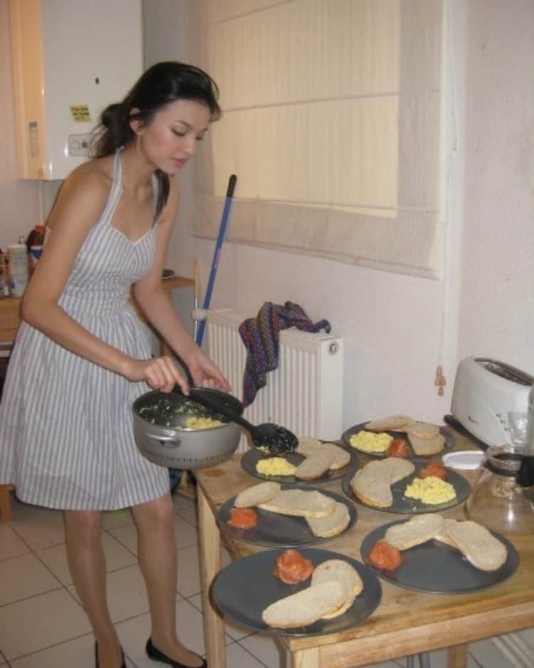 ラライン・シャーのインスタグラム：「A friend sent me this from 12 years ago living in Paris. She was reminding me of my (hidden) potential to be a subservient wife one day. I cooked breakfast for my friends! I managed to just (conveniently) forget that I am able to cook (eggs). I can’t imagine doing much else then acting or learning more about acting. But...theres always wife duty to fall back on if all else fails😝 Girls, being a good home maker could make you happy. So many roles to explore in the real world!!! #2007 #throwback #kindreminder #pastaspirations」