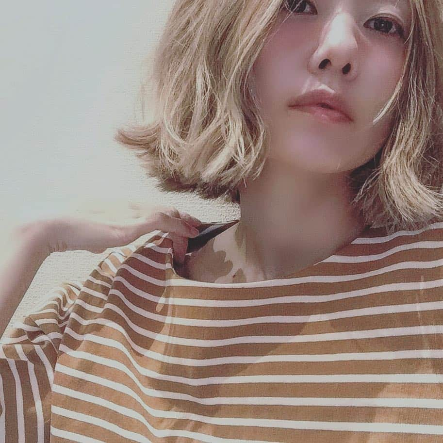 Erikaさんのインスタグラム写真 - (ErikaInstagram)「ランダム巻き に巻いたら、 無造作ヘアで、お気に入り♥゛ . 巻く時間もめちゃくちゃ早✌︎︎✌︎︎ ‎⋆ ･‎⋆ ･‎⋆ ･‎⋆ 切りたいがすぎて。 cut  ふっくん . @tome_si . にお願いしました⌣̈⃝ ♡  いつも嬉しい♡ᵗᑋᵃᐢᵏ ᵞᵒᵘ ¨̮ . . . スタイリング剤はヘアバターを少し。 ベタベタ、てかてかになりすぎないようにつける量は少しにした¨̮ . #ボブ#無造作ボブ #無造作ヘア#無造作 #セルフヘアアレンジ  #ランダム巻き#ミックス巻き#外ハネ#外ハネボブ」3月15日 18時03分 - 911erika