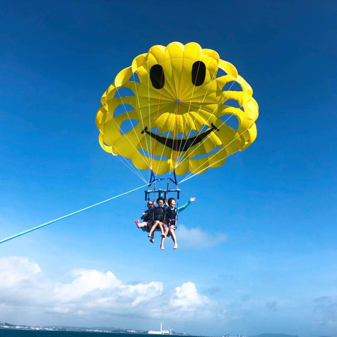 asoview! さんのインスタグラム写真 - (asoview! Instagram)「沖縄の空や海を全身で感じるパラセーリング体験。まるでブランコに乗っているような感覚で空中散歩を楽しめます。眼下に広がるコバルトブルーの海を一面に見渡せ、開放感抜群です。⁣⠀ .⁣⠀ マリンアイランドのパラセーリングは、黄色のニコちゃんマークが特徴。青く澄んだ空にニコちゃんが浮かぶ、かわいい写真をぜひ船上から撮ってもらってみてくださいね。⁣⠀ .⁣⠀ 上空の景色を満喫した後は、海の中に注目してみましょう。船へ戻っていくにつれ、透明な海を泳ぐ魚やサンゴを眺められますよ。4歳から参加できるので、ファミリーでの想い出作りにもオススメです。⁣⠀ ≕≔≕≔≕≔≕≔≕≔≕≔≕≔≕≔≕≔≕≔⁣⠀ 🌏Location @沖縄県うるま市⁣⠀ 🏃Organizer is マリンアイランド⁣⠀ 📷Picture by @marineisland.kp⁣⠀ ≕≔≕≔≕≔≕≔≕≔≕≔≕≔≕≔≕≔≕≔⁣⠀ .⁣⠀ 🌸アソビュー春キャン開催中🌸⁣⠀ フォロー&コメントしてくれた方の中から抽選で⁣⠀ 全国のアクティビティや体験で使える「アソビューギフト」1万円分が当たります！⁣⠀ 詳細は @asoview プロフィール欄のリンクよりご確認ください。⁣⠀ .⁣⠀ 🏄全国1万9千件以上の遊び紹介中⛺⁣⠀ @asoview⁣⠀ .⁣⠀ あなたの体験の思い出を#アソビュー のハッシュタグをつけて教えてください♪⁣⠀ ステキな投稿はasoview!や @asoviewでご紹介させていただきます❤⁣⠀ .⁣⠀ #本日のアソビ は⁣⠀ https://www.asoview.com/item/activity/pln3000018288/⁣⠀」3月15日 18時05分 - asoview