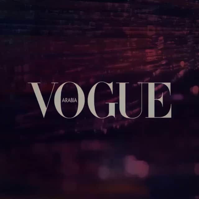 ヴァレリー・カウフマンのインスタグラム：「@voguearabia fashion moment 🖤✨」