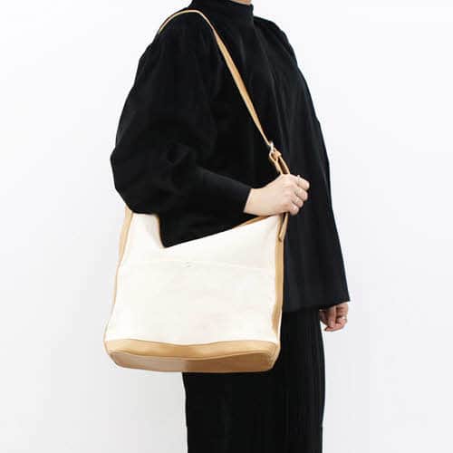 のインスタグラム：「・ ━━★ NEW ITEM ★━━ 👜スナップポケットエコバッグ[3COLOR] Item no：cl1-90311 ━━━━━━━━━━━ ・ 当店HPにて商品名 もしくはItem no.を検索すると 商品詳細をご覧頂けます✨✨ ・ https://narusya.net/products/detail.php?product_id=8202 ・ トレンディでカジュアルな印象のエコバッグです。 キャンバス素材のボディに 底、ストラップ、枠の部分が合皮素材の  カラーコンビになっているデザインです。  前面、背面に合計4つのポケットがあり  オープン式のスタイルです。 ・ #ショルダーバッグ #ミニバッグ #ポシェット #春コーデ #ellesie #narusya #カジュアルバッグ #春バッグ #レディースバッグ #カバン #鞄 #アラフォーコーデ #大人コーデ #大人可愛い #大人ファッション #大人コーデネート #大人カジュアル #今日のバッグ #本日のコーディネート」