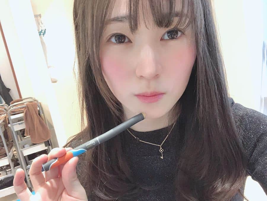 近衛りこさんのインスタグラム写真 - (近衛りこInstagram)「SKY Resortさんでトリートメントしてもらって髪の毛がサラサラになりました🌊🏄‍♀️ 店内が青くてかわいかった！ . . ここのサロンでは期間限定で、Ploom TECHが店内で吸えるみたいです！ . . . #オススメ #渋谷 #美容室 #スカイリゾート #PR」3月15日 18時08分 - ko_no_e