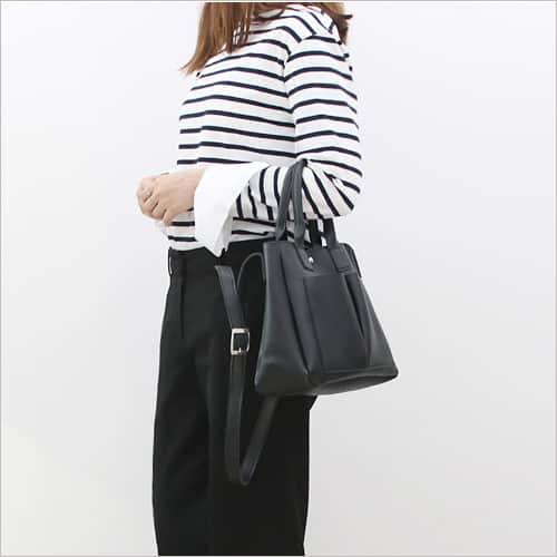 のインスタグラム：「・ インスタ限定！1個限定！「３０％OFF」商品紹介 です！ この商品（新品）を先着順、一人様のみ３０％OFFで提供します！ ━━━━━━━━━━━ 4,860円（税込み）→　3,402円（税込み） （送料別） 購入ご希望の方はインスタのDMにて連絡ください！ ※インスタDMのみ注文受付可能！ ・ ━━★ SALE ITEM ★━━ ツーポケットデイショルダーバッグ[インディピンク] Item no： cl1-80226 ・ 当店HPにて商品名 もしくはItem no.を検索すると 商品詳細をご覧頂けます✨✨ ・ https://narusya.net/products/detail.php?product_id=7634 ・ しっかりしていてマットな表面の合成皮革素材の  ショルダーバッグです。 シンプルなデザインの前面に2つのオープンポケットが  あり小物を収納することができます。  実用的なデザインにベーシックなカラーで  デイリーバッグとしておすすめのアイテムです。 マグネットボタンで開閉可能で 小さなポーチが付いている商品です。 ・  #ツーポケットバッグ #ショルダーバッグ #ミニバッグ #ポシェット #春コーデ #ellesie #narusya #カジュアルバッグ #春バッグ #レディースバッグ #カバン #鞄 #アラフォーコーデ #大人コーデ #大人可愛い #大人ファッション #大人コーデネート #大人カジュアル #今日のバッグ #本日のコーディネート」