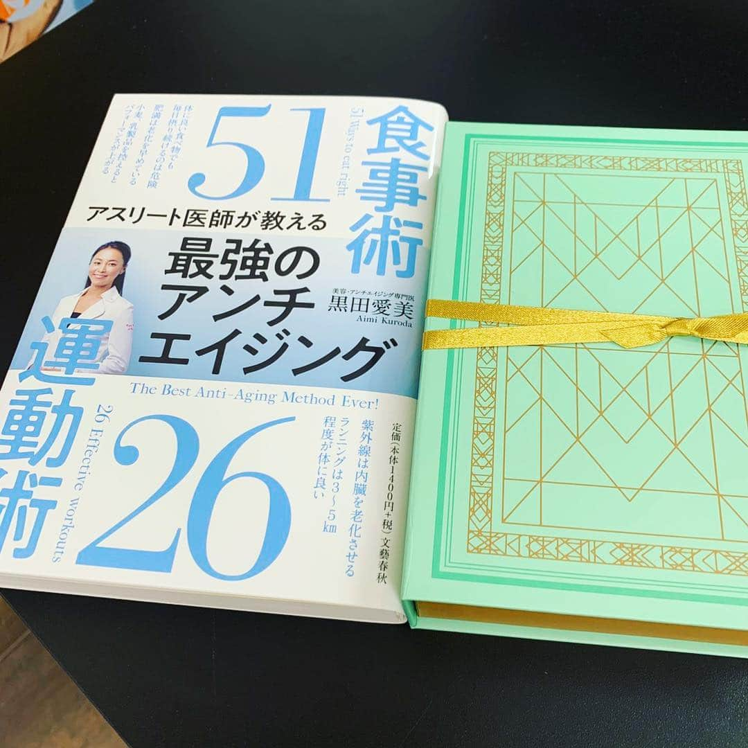 黒田愛美さんのインスタグラム写真 - (黒田愛美Instagram)「#感謝 ‼️🙏‼️ 某社長さんが、ホワイトデーに女性にプレゼント🎁してくださったそうです😊 嬉しい❤️ この本は是非大切な人にプレゼントにして頂きたい本です✨ その方の健康のために…💫 #アスリート医師が教える最強のアンチエイジング  #最強のアンチエイジング #アスリート女医  #トライアスリート女医 #美容アンチエイジング専門医  #黒田愛美」3月15日 18時17分 - kurodaaimi