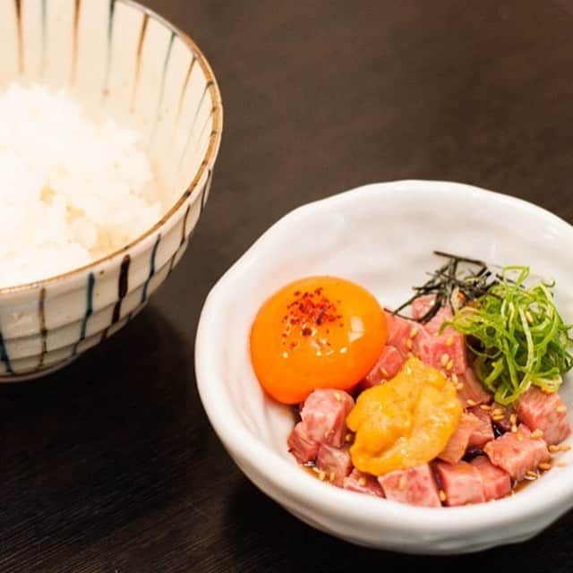 のインスタグラム：「松坂牛の脂の多い部位を細かく切った後、表面を炙り、北海道産生うに、卵の黄身などとともにユッケのように混ぜていただく贅沢な一杯。肉の旨みとうにの甘みを、卵や特製醤油、隠し味の胡麻油が包み込み、温かいご飯の上で美味しさアップ！ #東京カレンダー #東カレ #tokyocalendar #西麻布 #肉料理だいごろう #スーパー卵かけご飯」